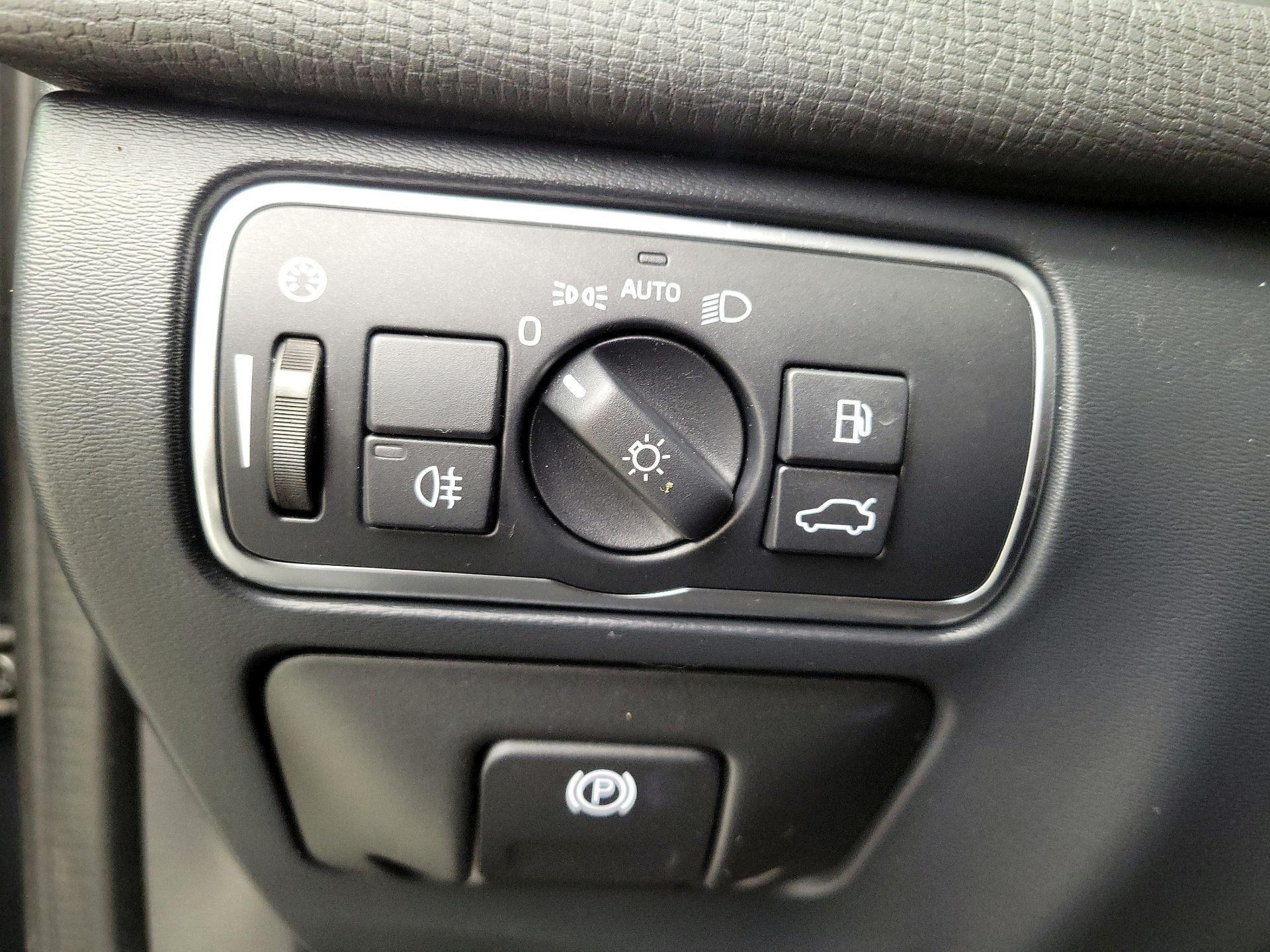 Thumbnail: 2016 Volvo XC60 - 13