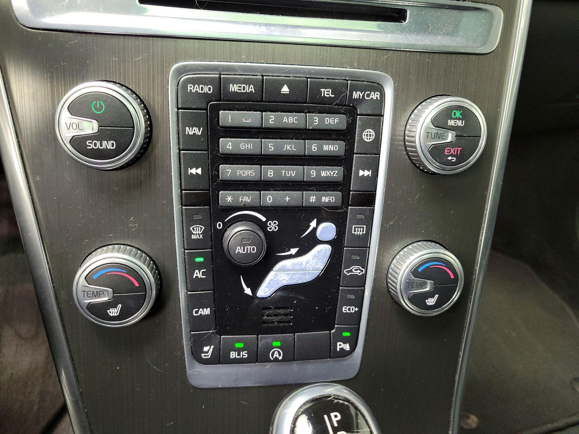 Thumbnail: 2016 Volvo XC60 - 17