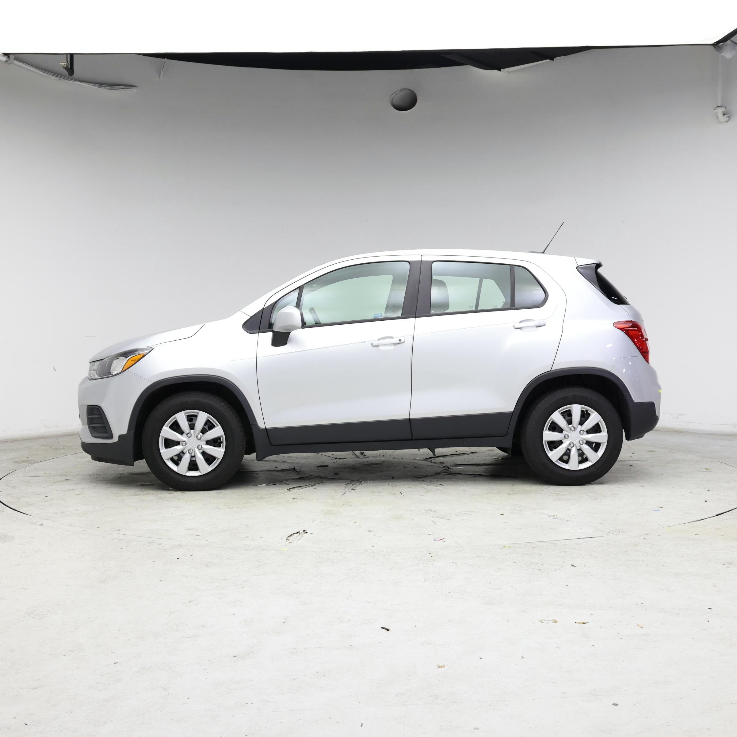 Thumbnail: 2018 Chevrolet Trax - 3