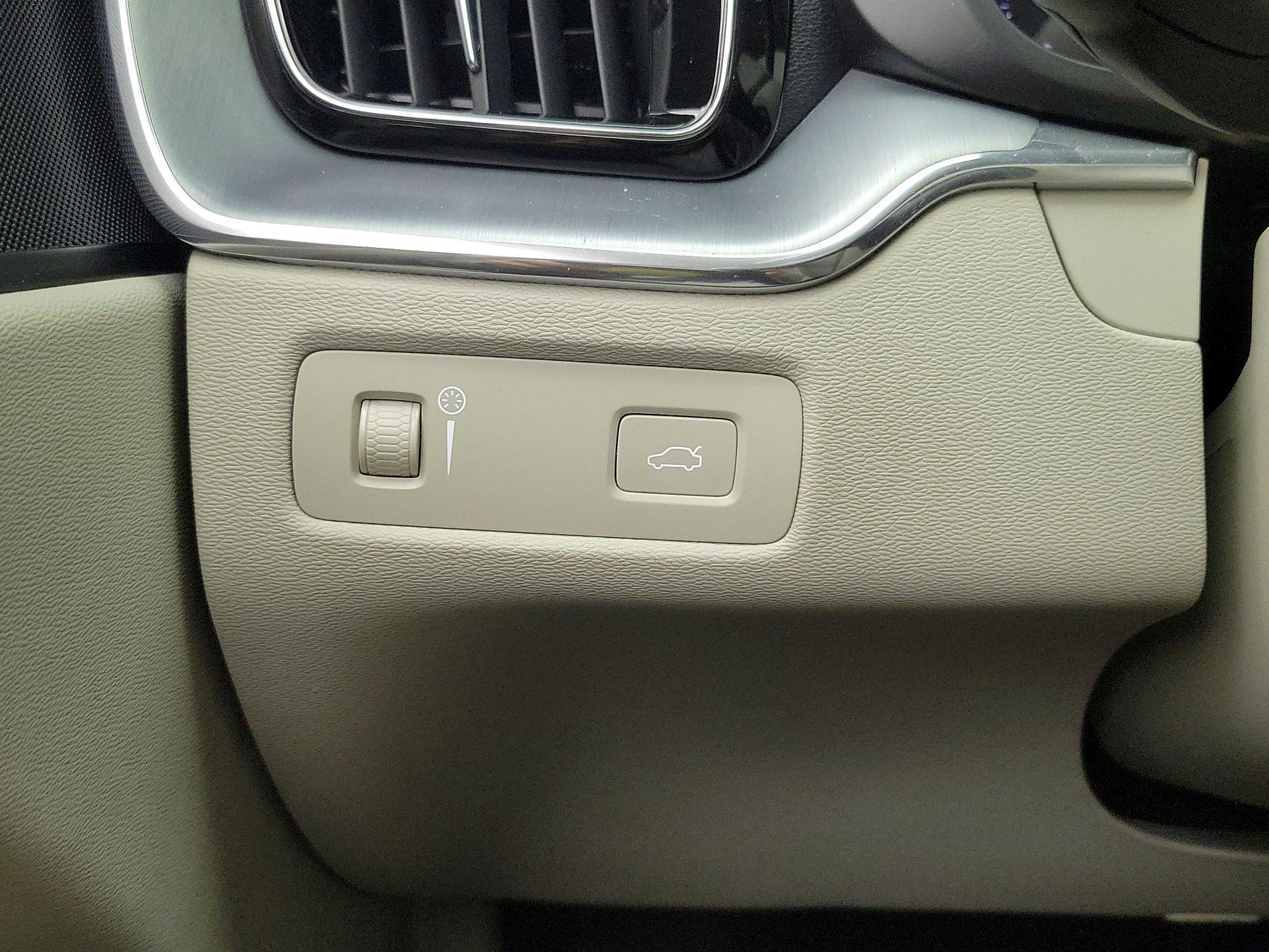 Thumbnail: 2018 Volvo XC60 - 13