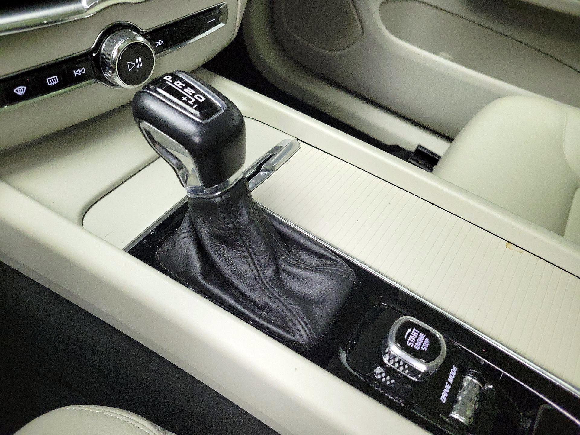 Thumbnail: 2018 Volvo XC60 - 17