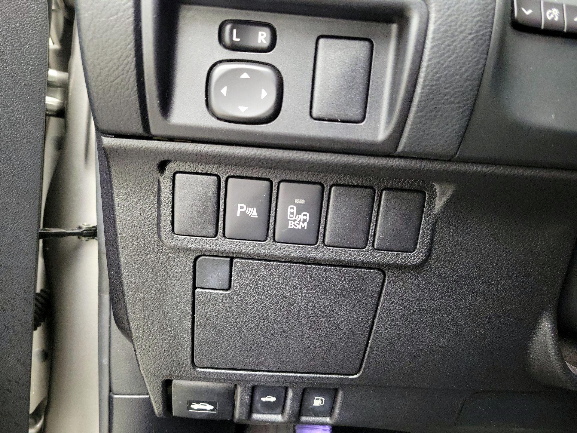 Thumbnail: 2016 Lexus ES - 13