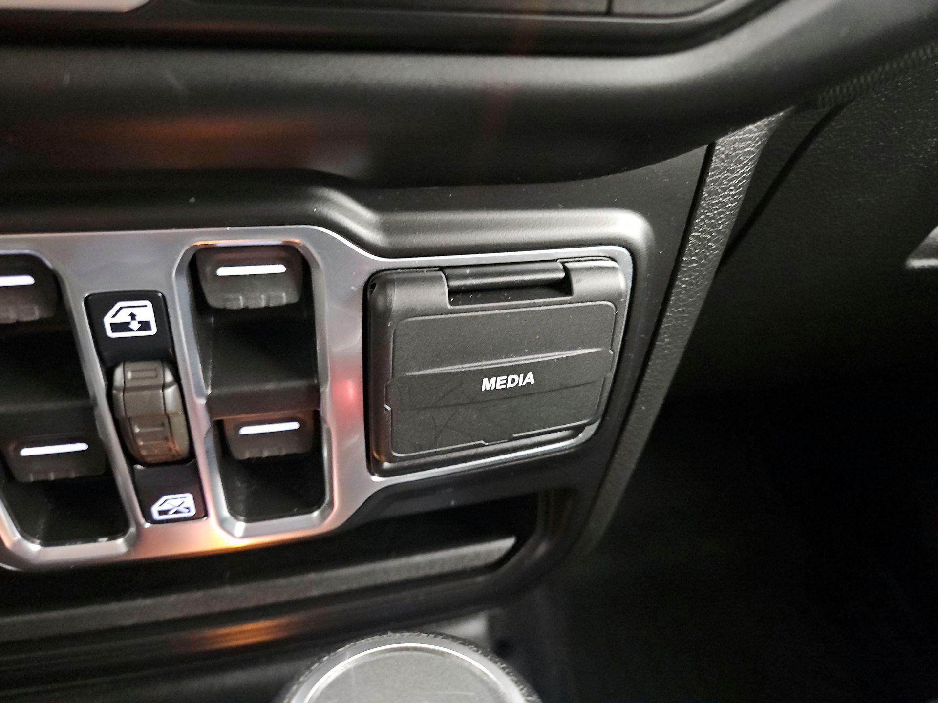 Thumbnail: 2021 Jeep Gladiator - 18