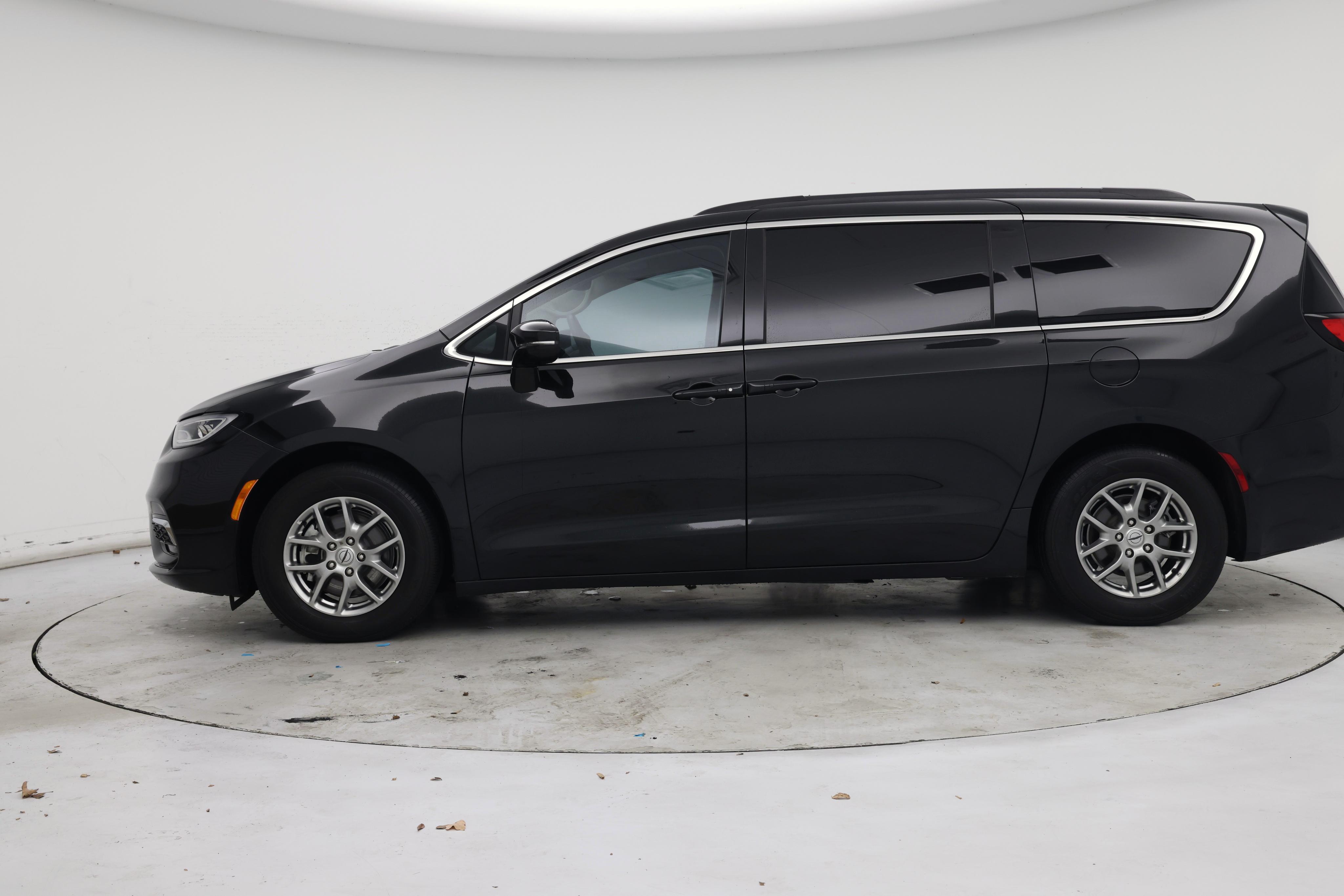 Thumbnail: 2021 Chrysler Pacifica - 3