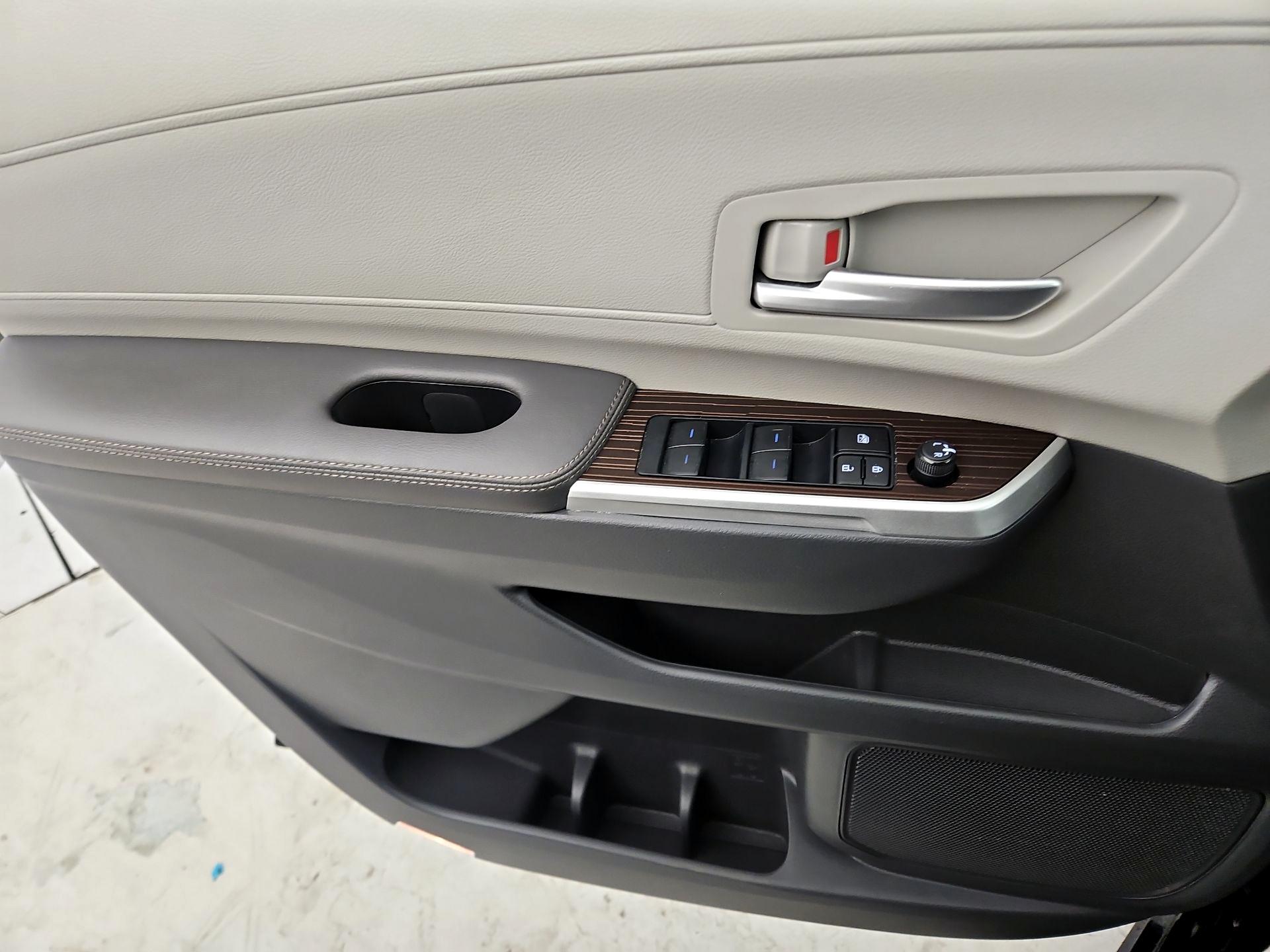 Thumbnail: 2023 Toyota Sienna - 12