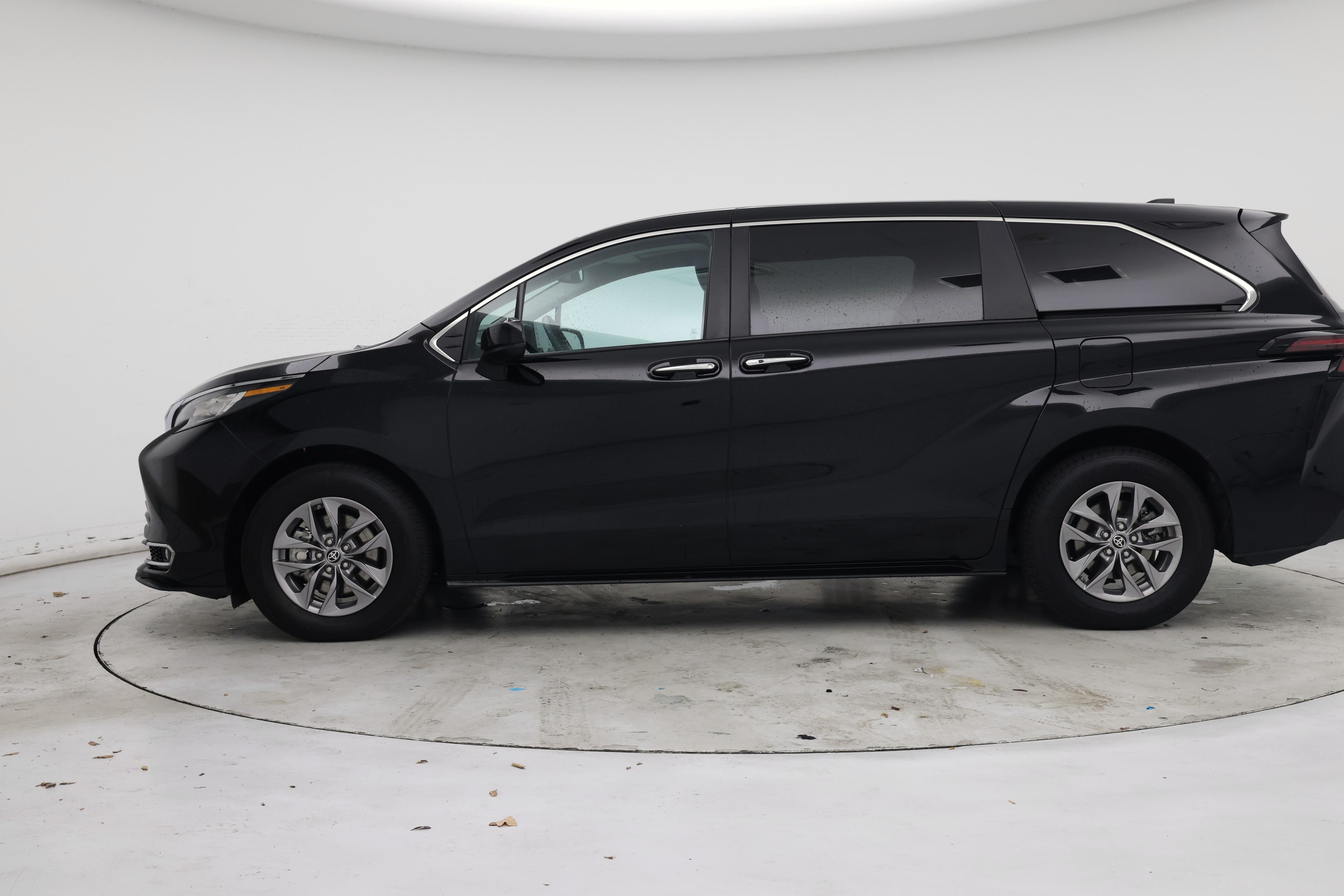 Thumbnail: 2023 Toyota Sienna - 3