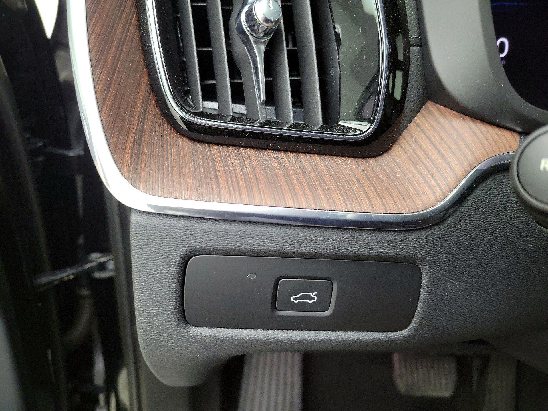 Thumbnail: 2023 Volvo XC60 - 13