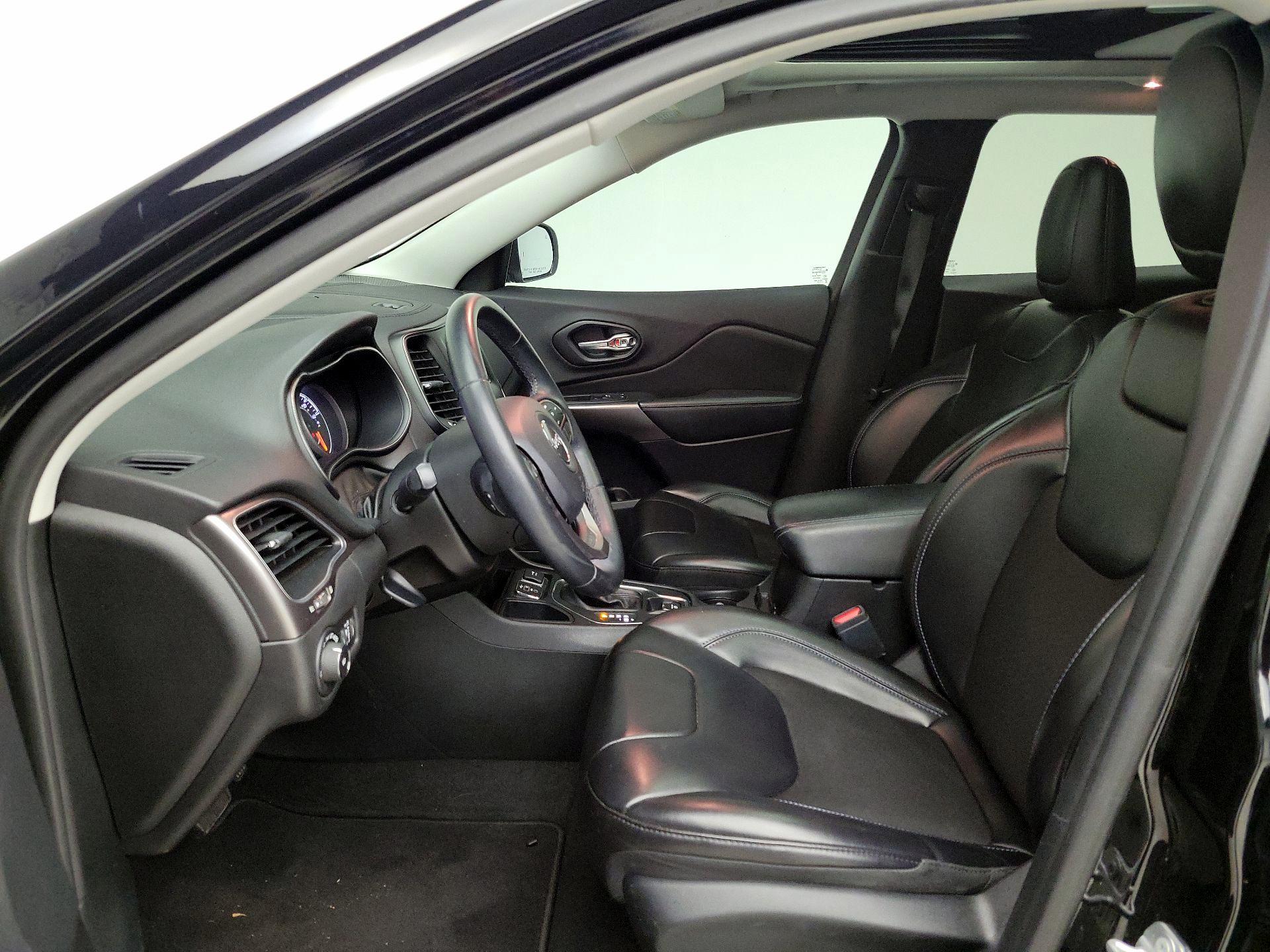 Thumbnail: 2019 Jeep Cherokee - 11