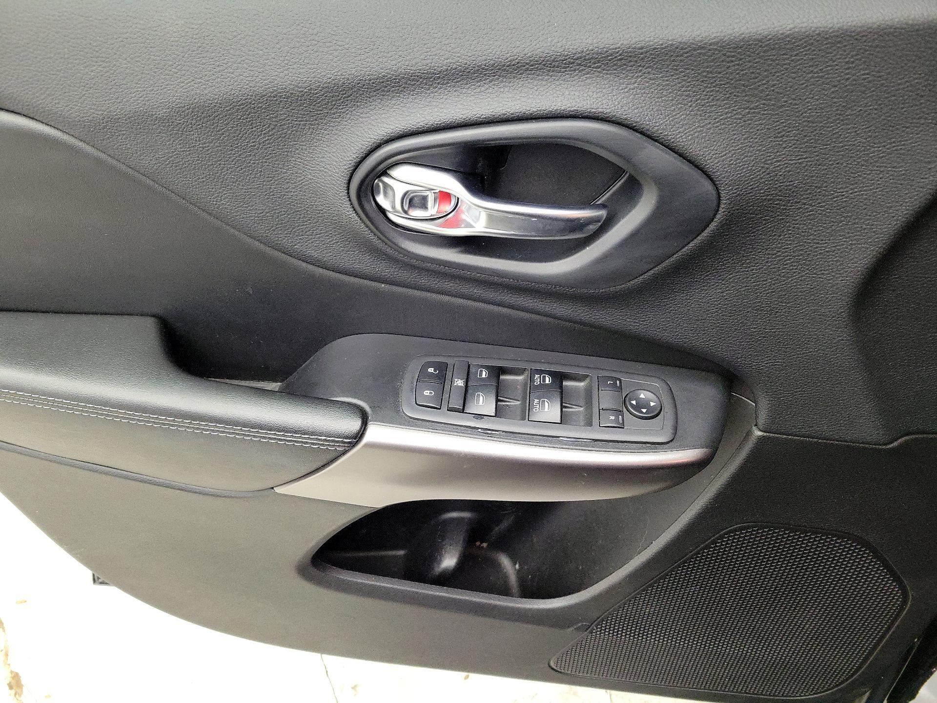 Thumbnail: 2019 Jeep Cherokee - 12