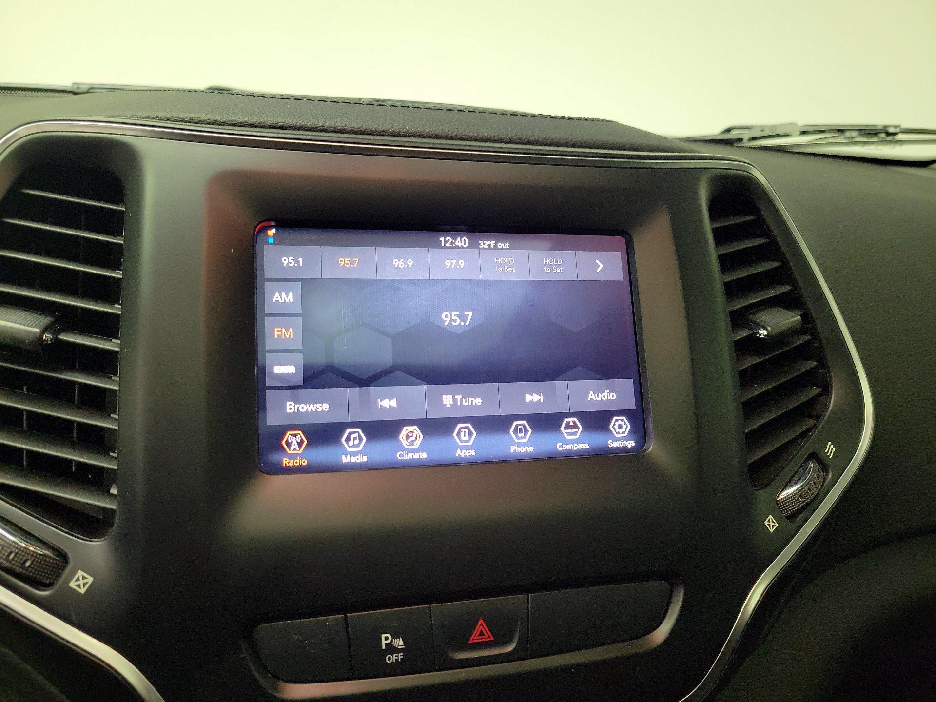 Thumbnail: 2019 Jeep Cherokee - 15