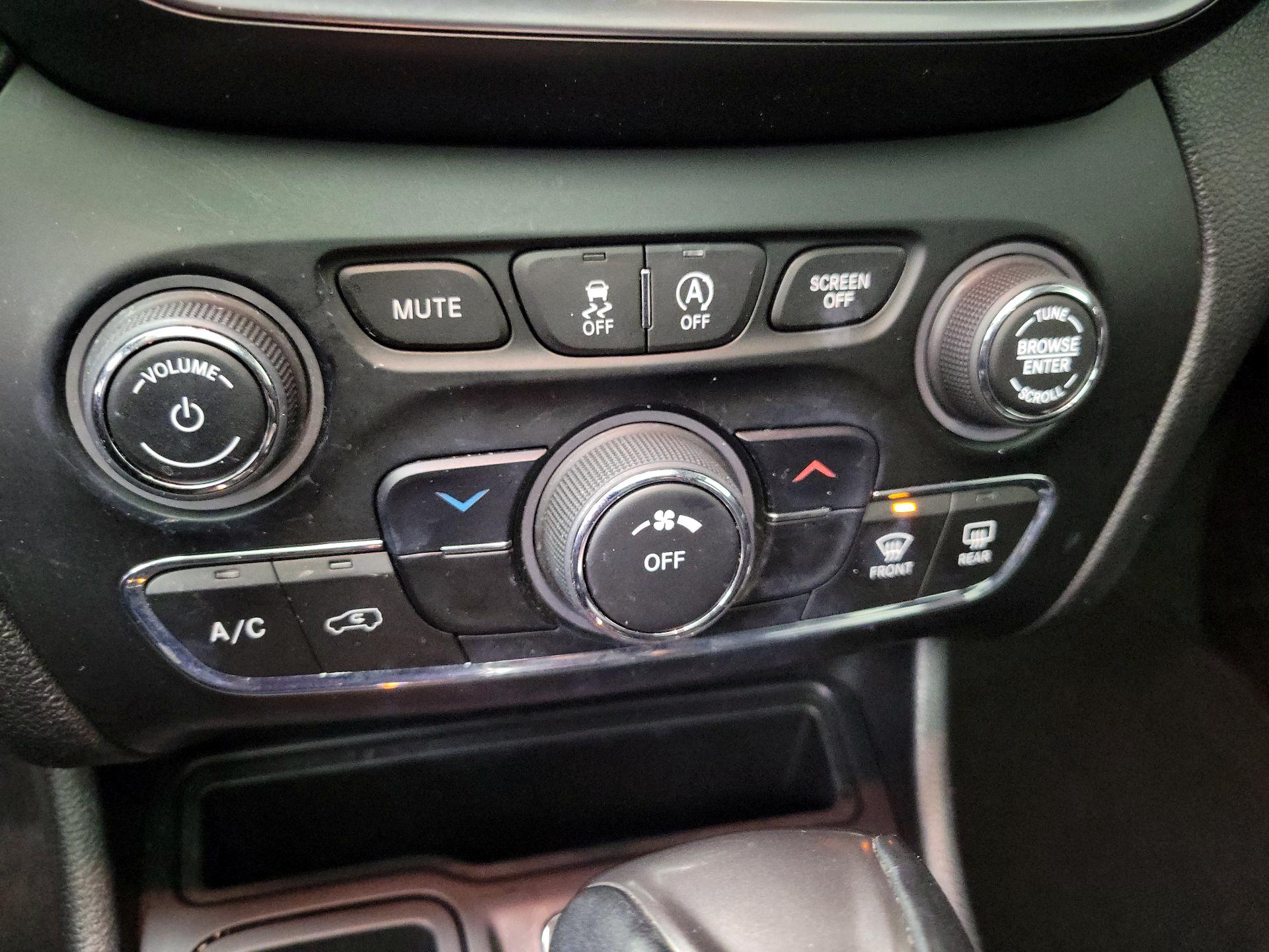 Thumbnail: 2019 Jeep Cherokee - 16