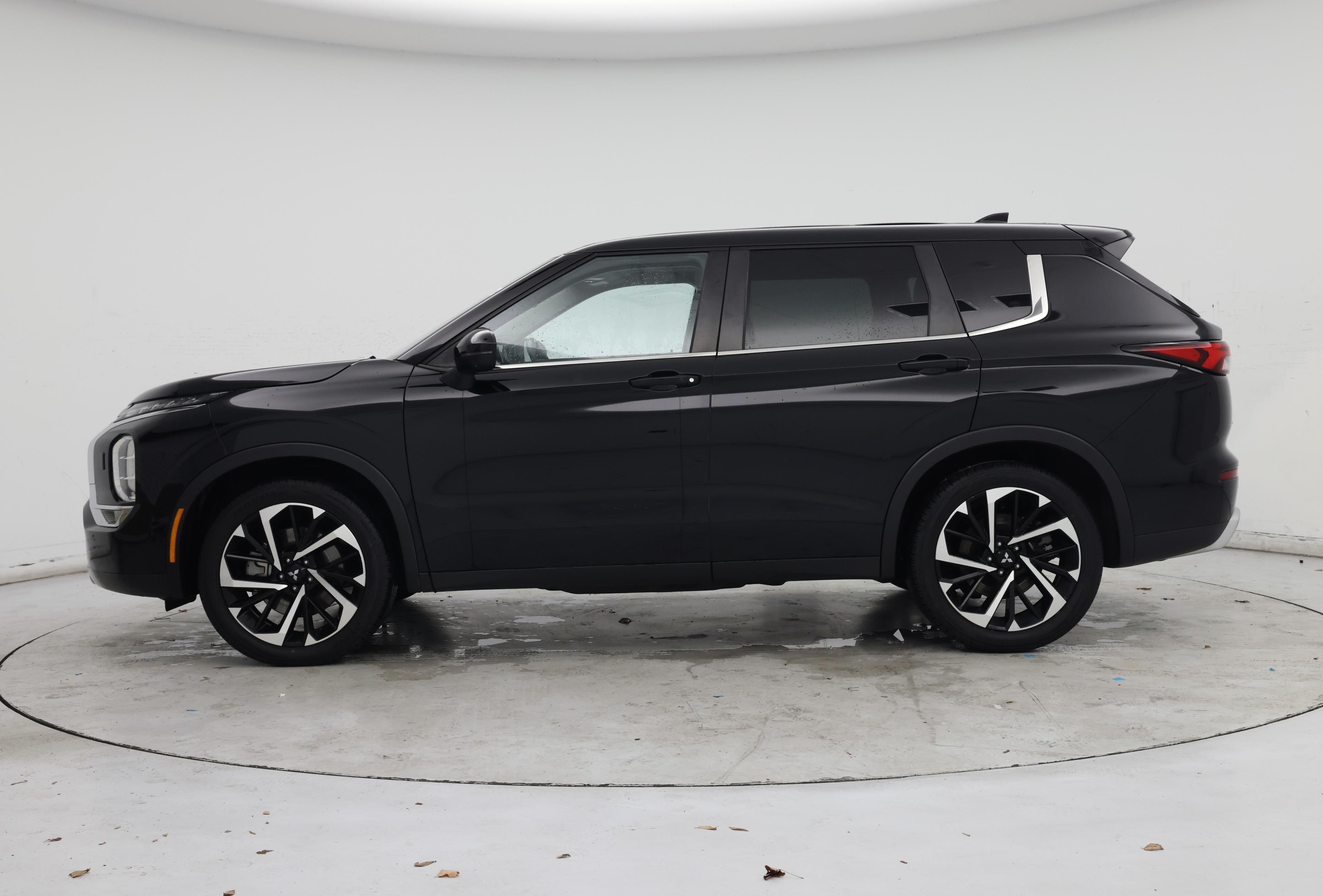 Thumbnail: 2022 Mitsubishi Outlander - 3