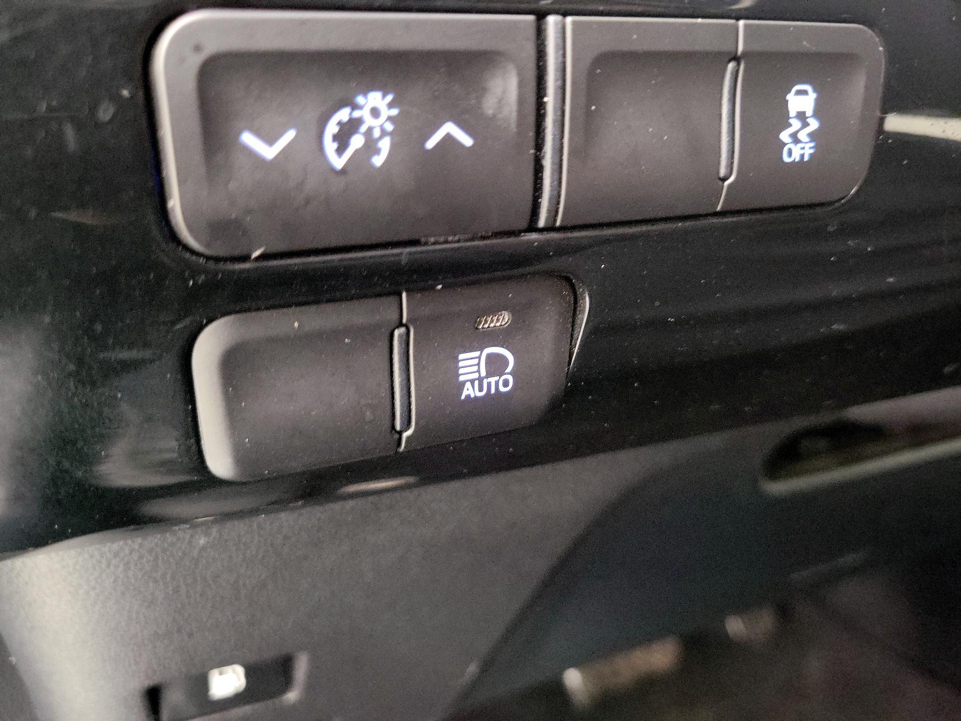 Thumbnail: 2017 Toyota Prius - 13