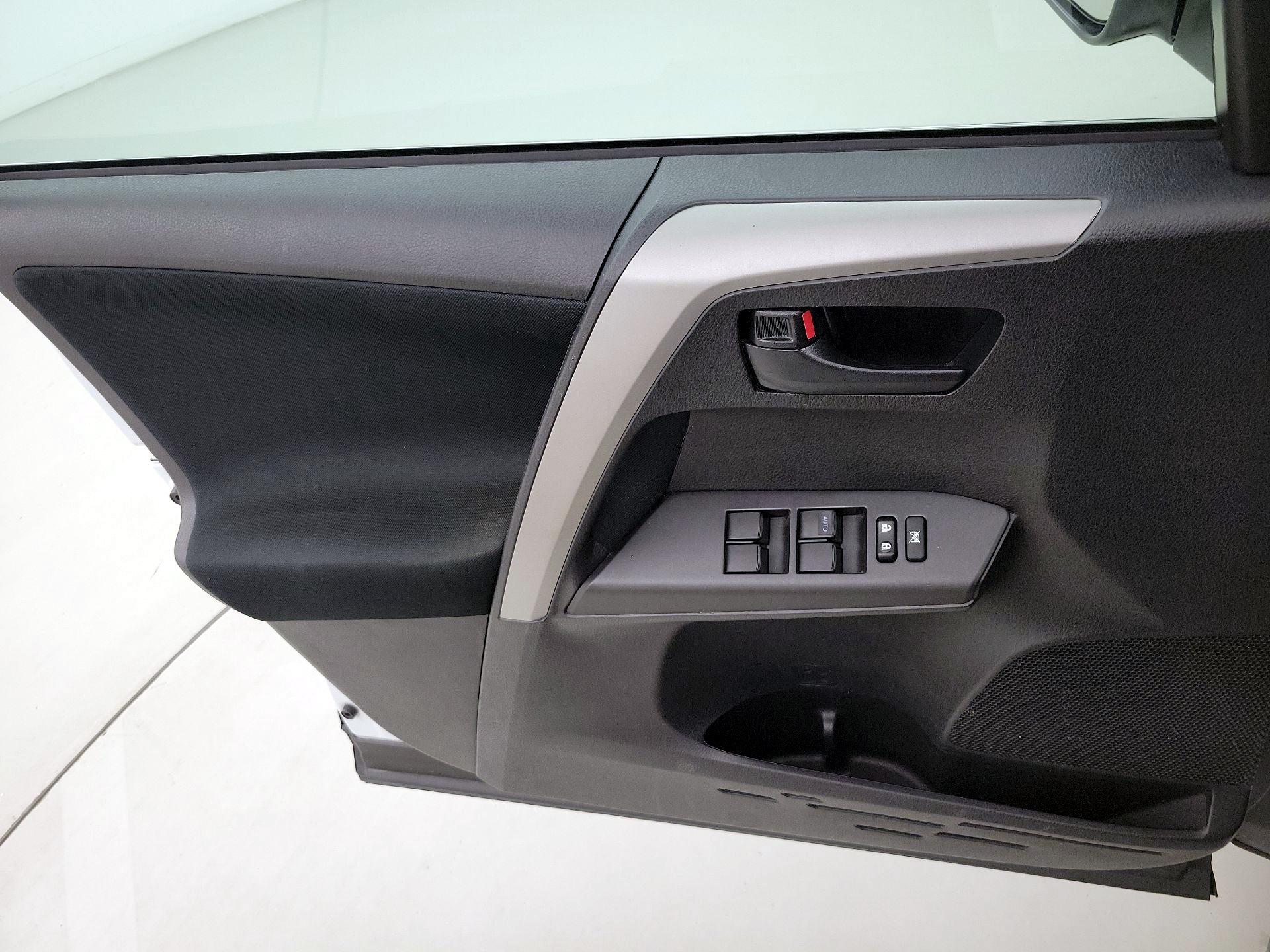 Thumbnail: 2018 Toyota RAV4 - 12