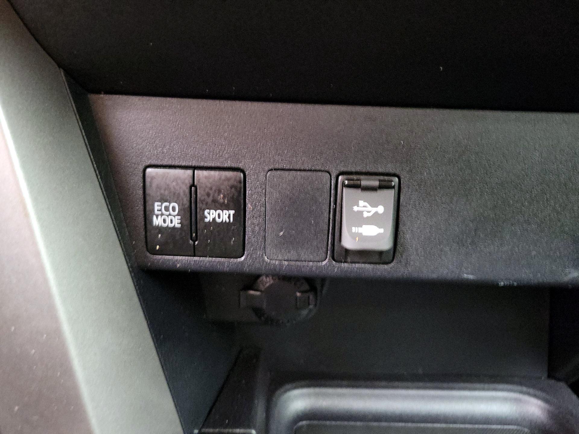 Thumbnail: 2018 Toyota RAV4 - 18