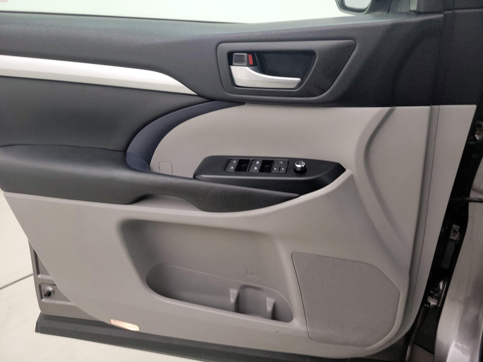 Thumbnail: 2017 Toyota Highlander - 12