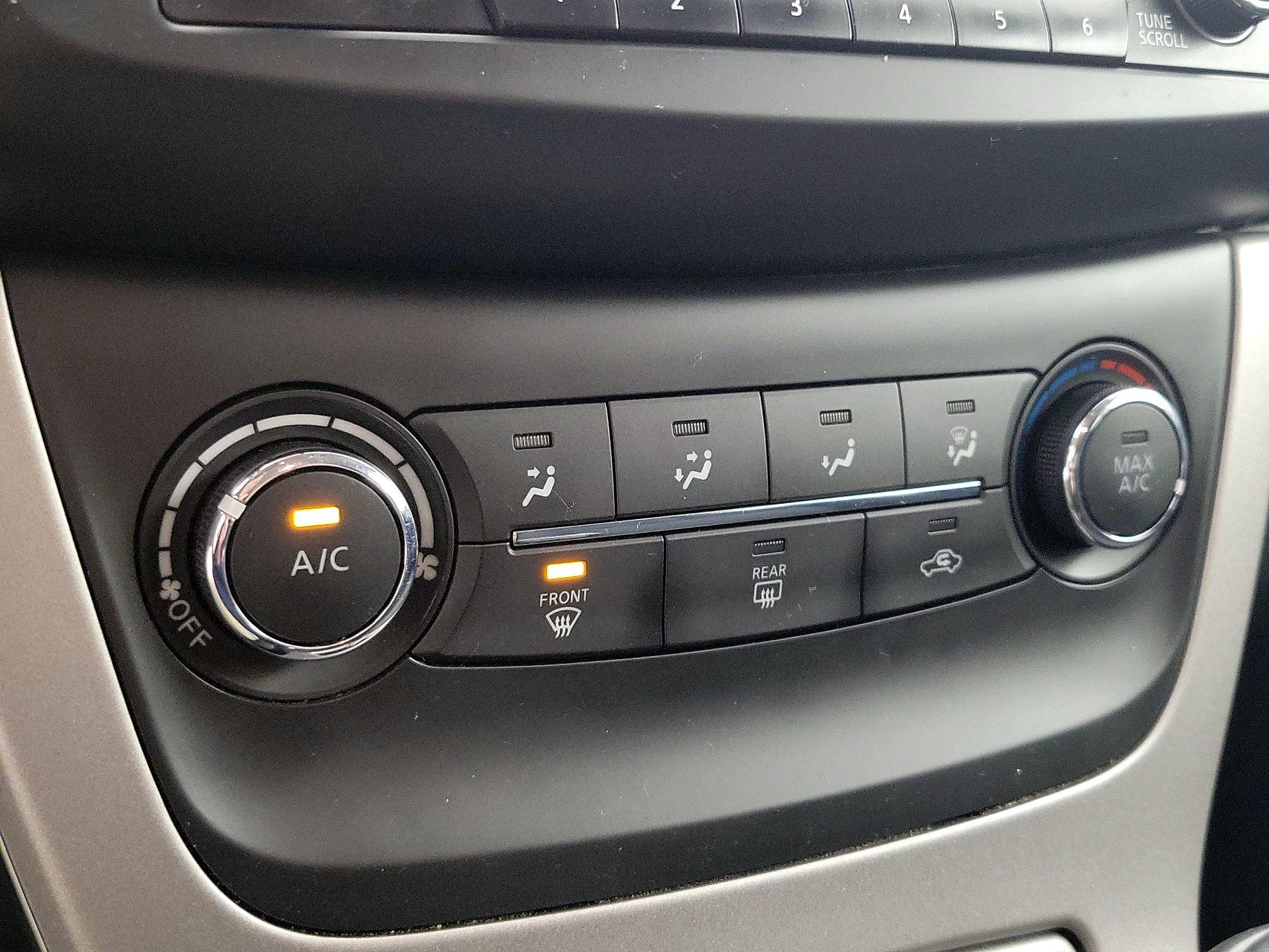 Thumbnail: 2015 Nissan Sentra - 16