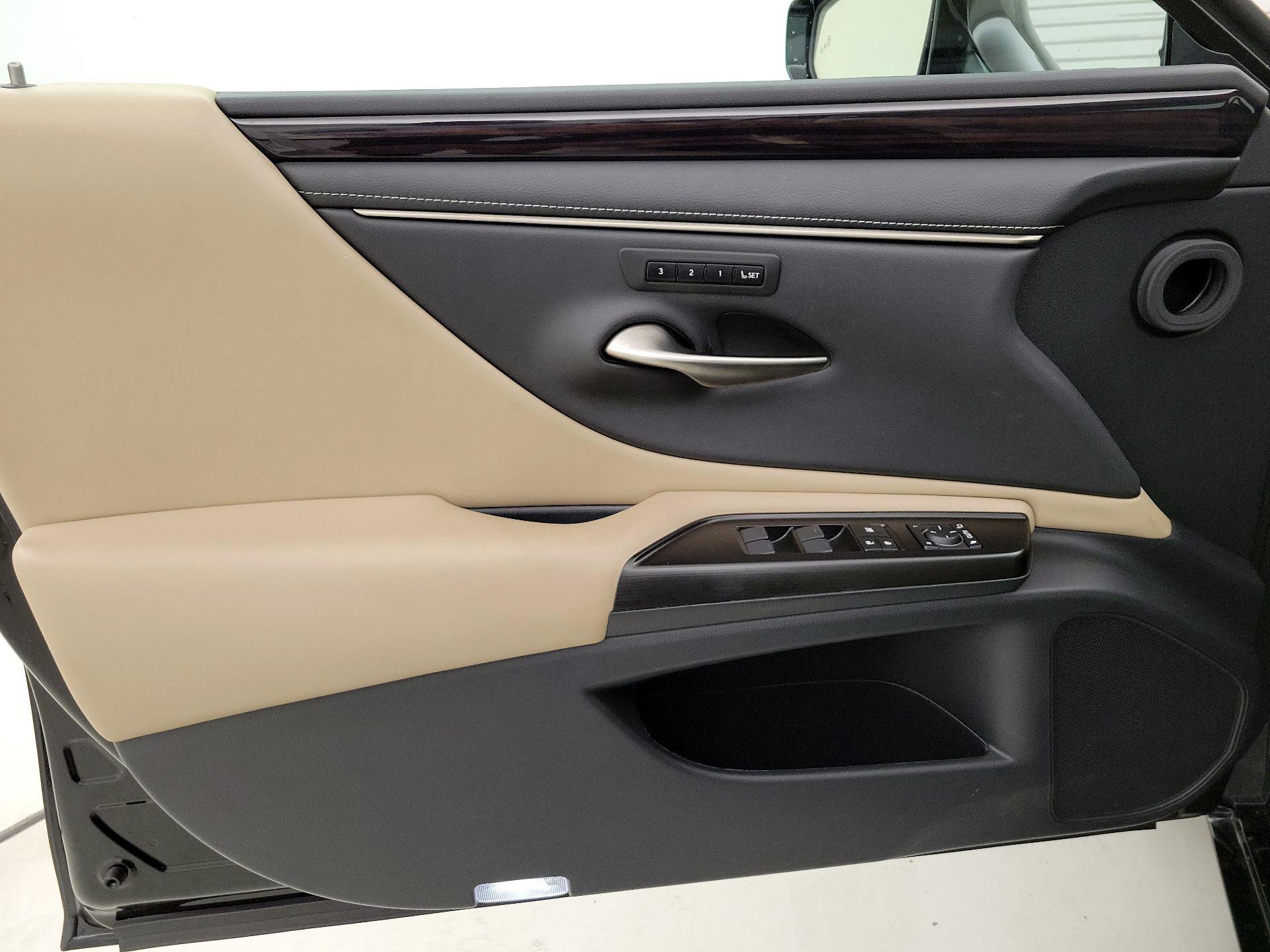 Thumbnail: 2020 Lexus ES - 12