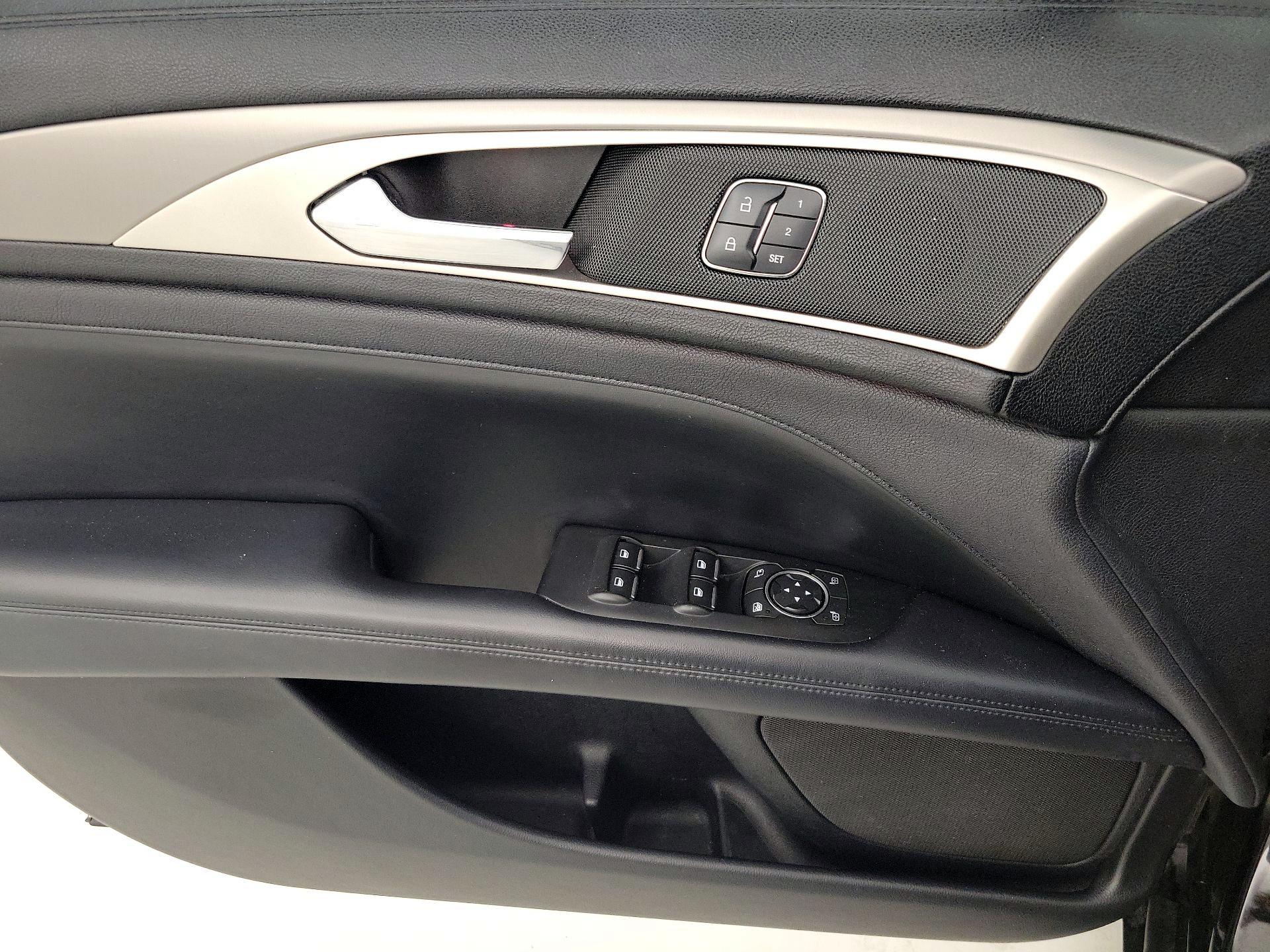 Thumbnail: 2017 Lincoln MKZ - 12