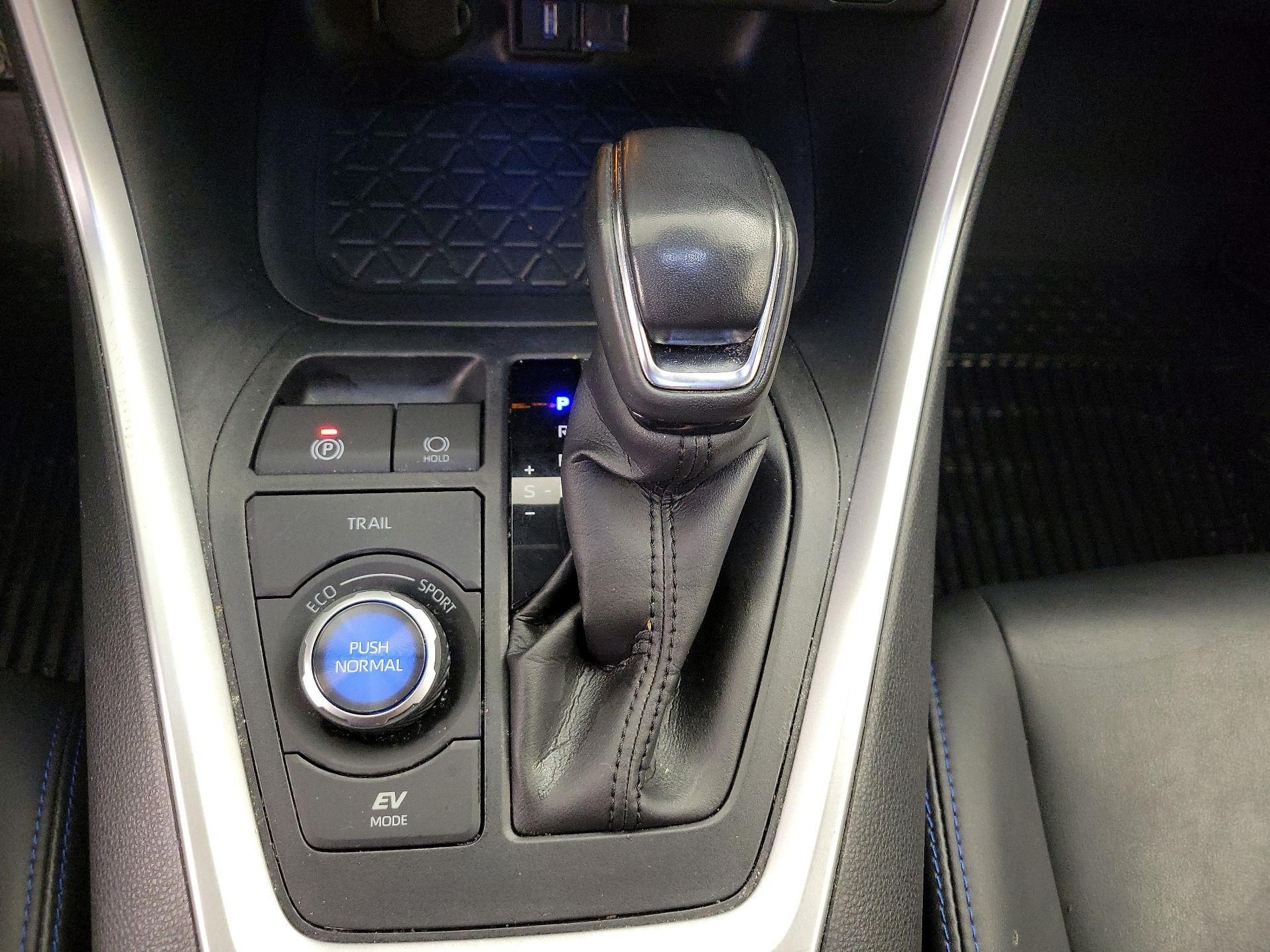 Thumbnail: 2021 Toyota RAV4 - 17