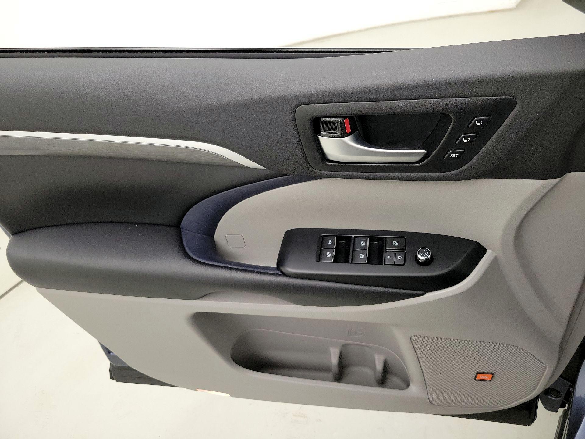 Thumbnail: 2019 Toyota Highlander - 12