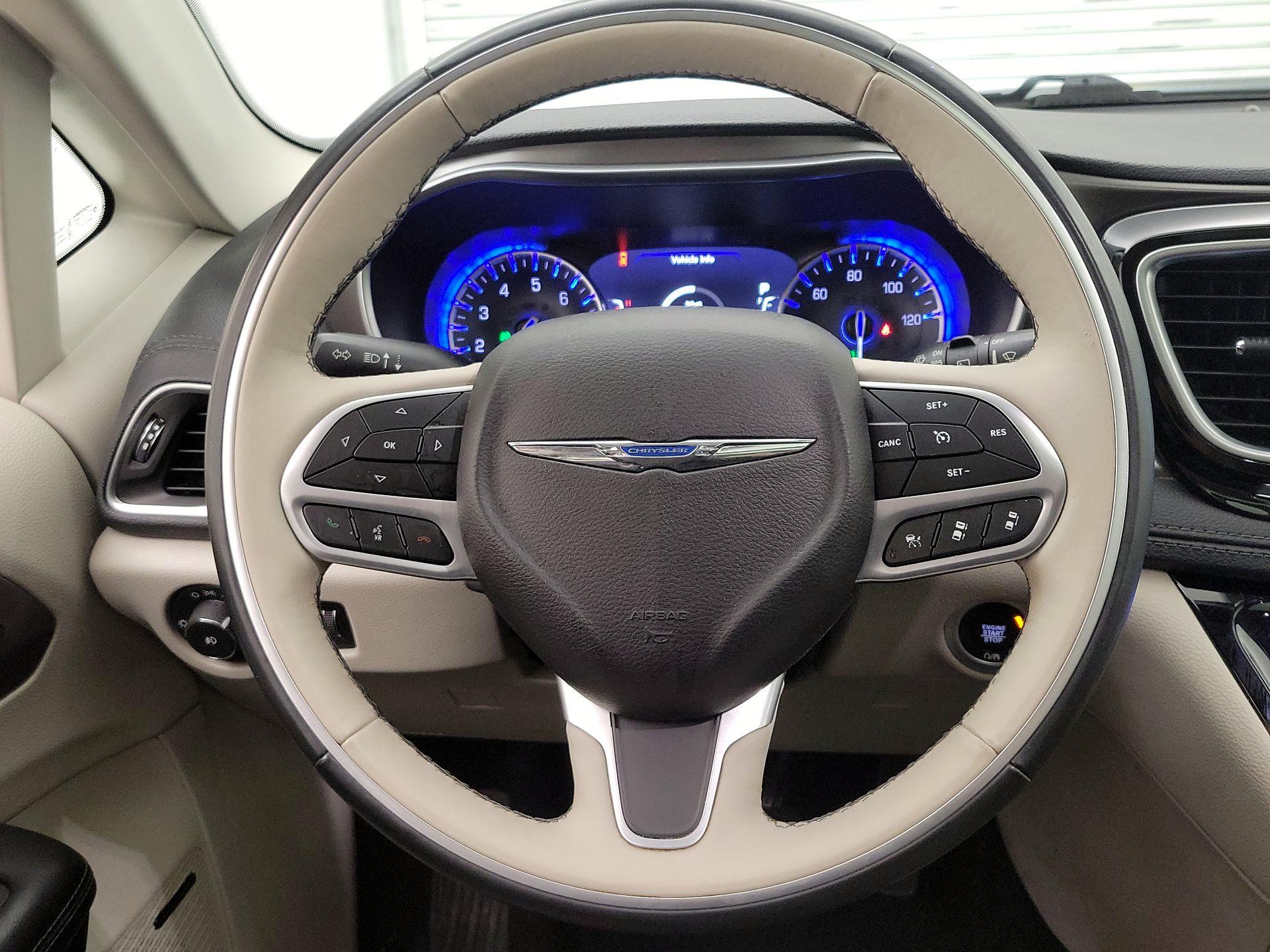 Thumbnail: 2018 Chrysler Pacifica - 10