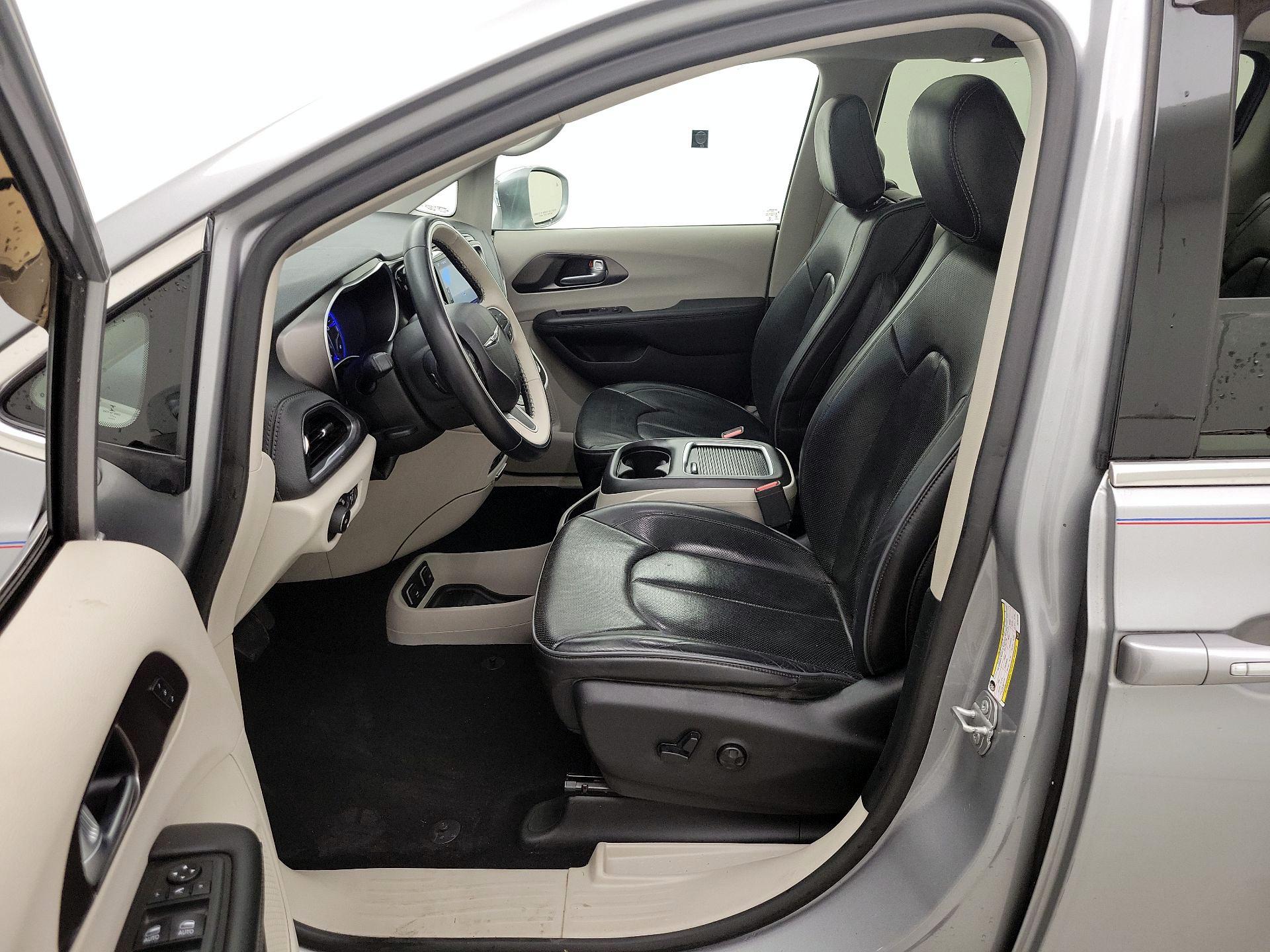 Thumbnail: 2018 Chrysler Pacifica - 11