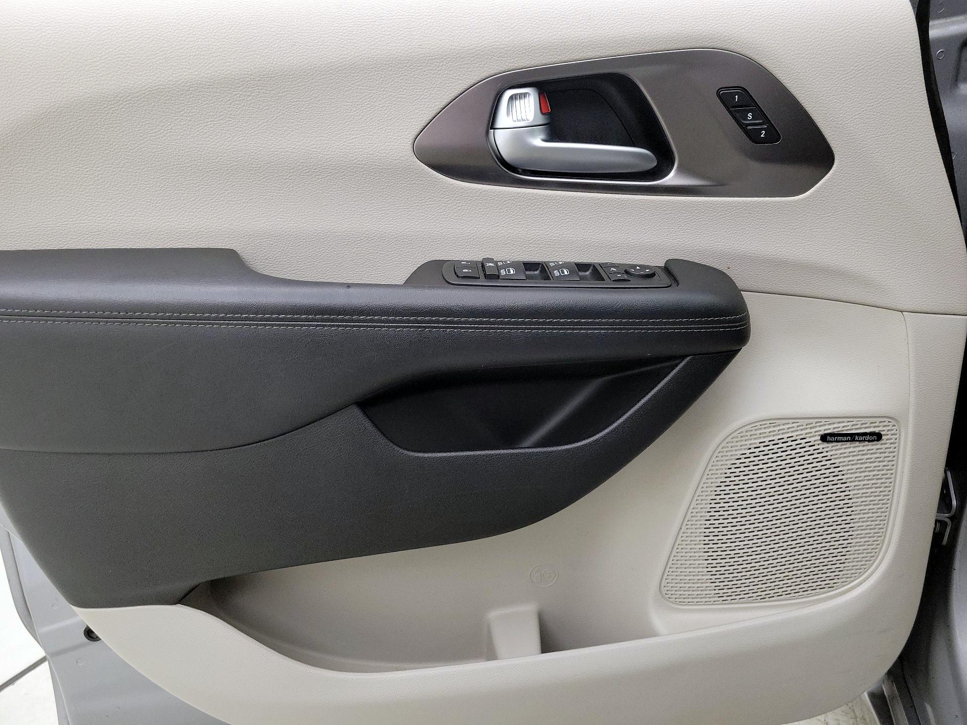 Thumbnail: 2018 Chrysler Pacifica - 12