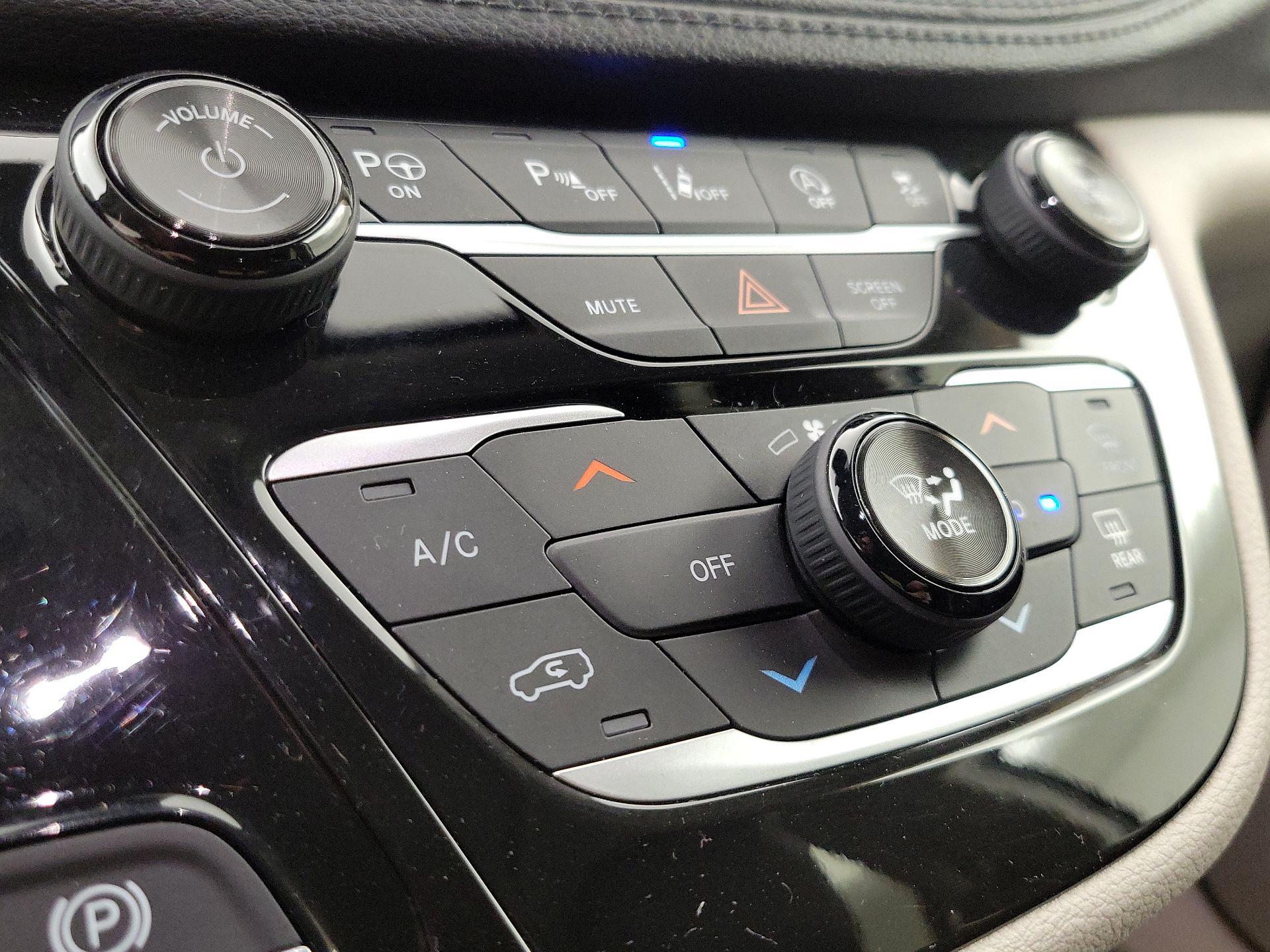 Thumbnail: 2018 Chrysler Pacifica - 17