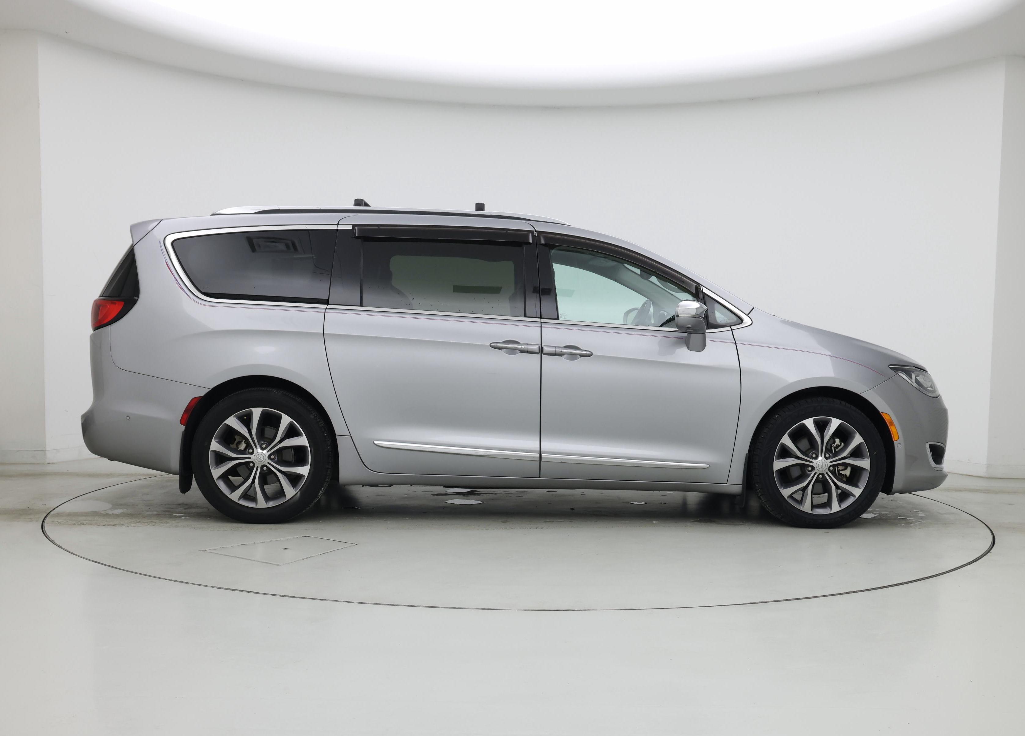 Thumbnail: 2018 Chrysler Pacifica - 7