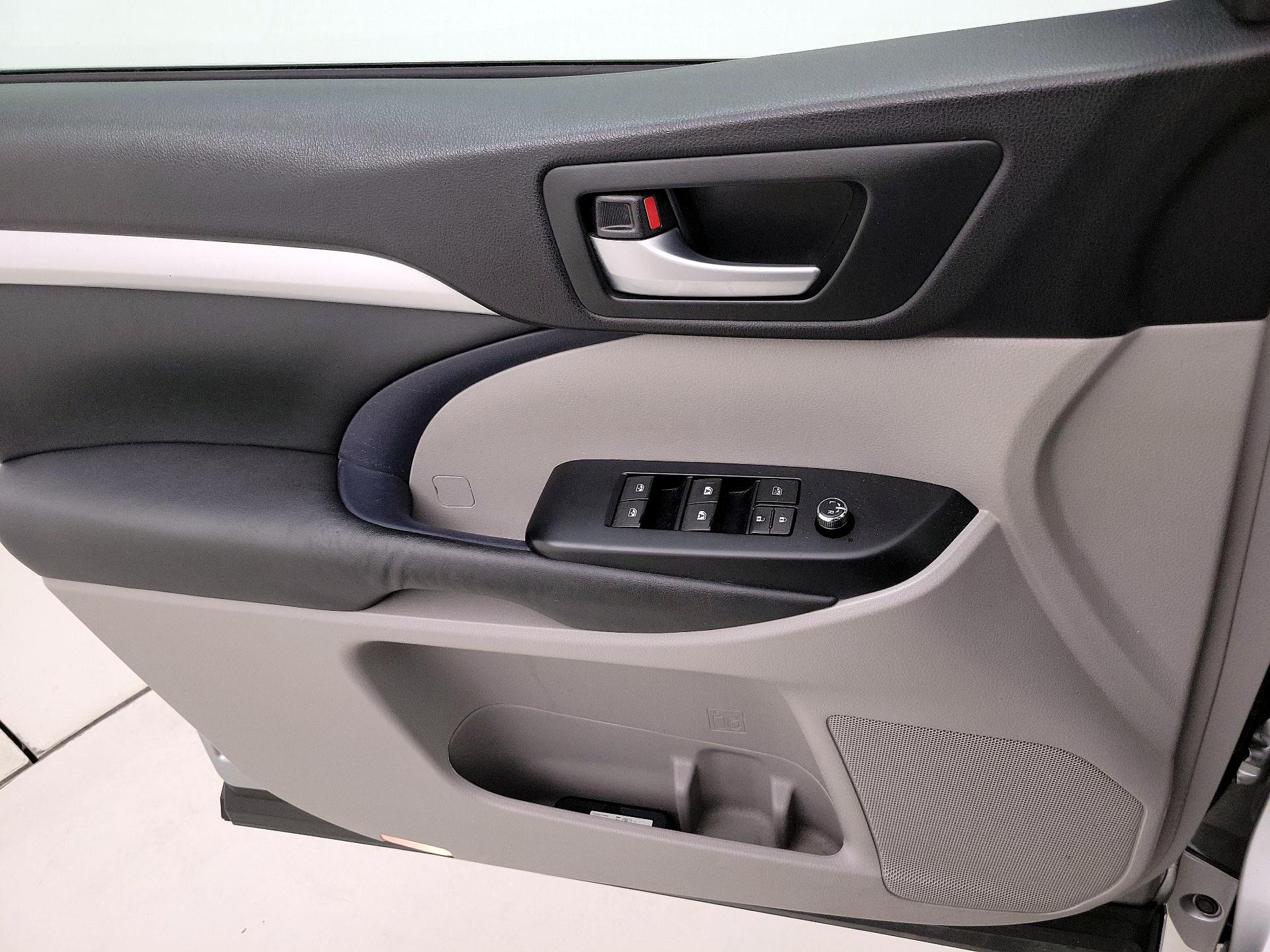 Thumbnail: 2015 Toyota Highlander - 12