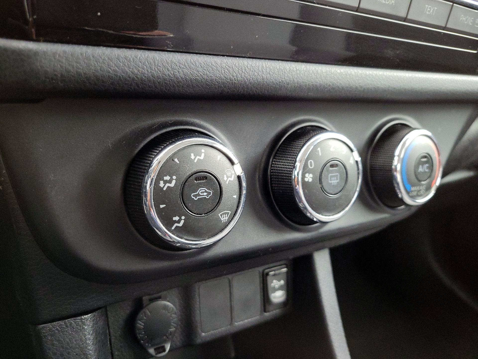 Thumbnail: 2015 Toyota Corolla - 15