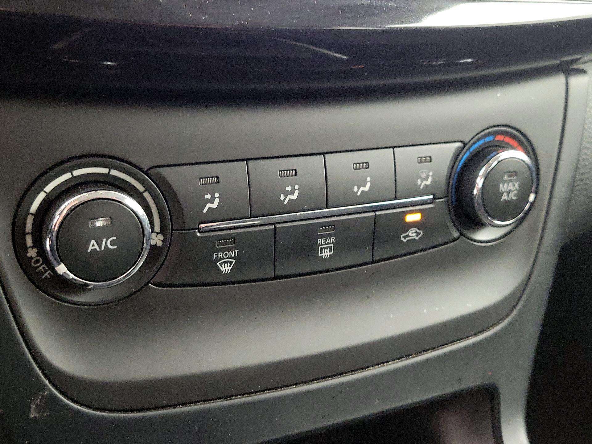 Thumbnail: 2019 Nissan Sentra - 16