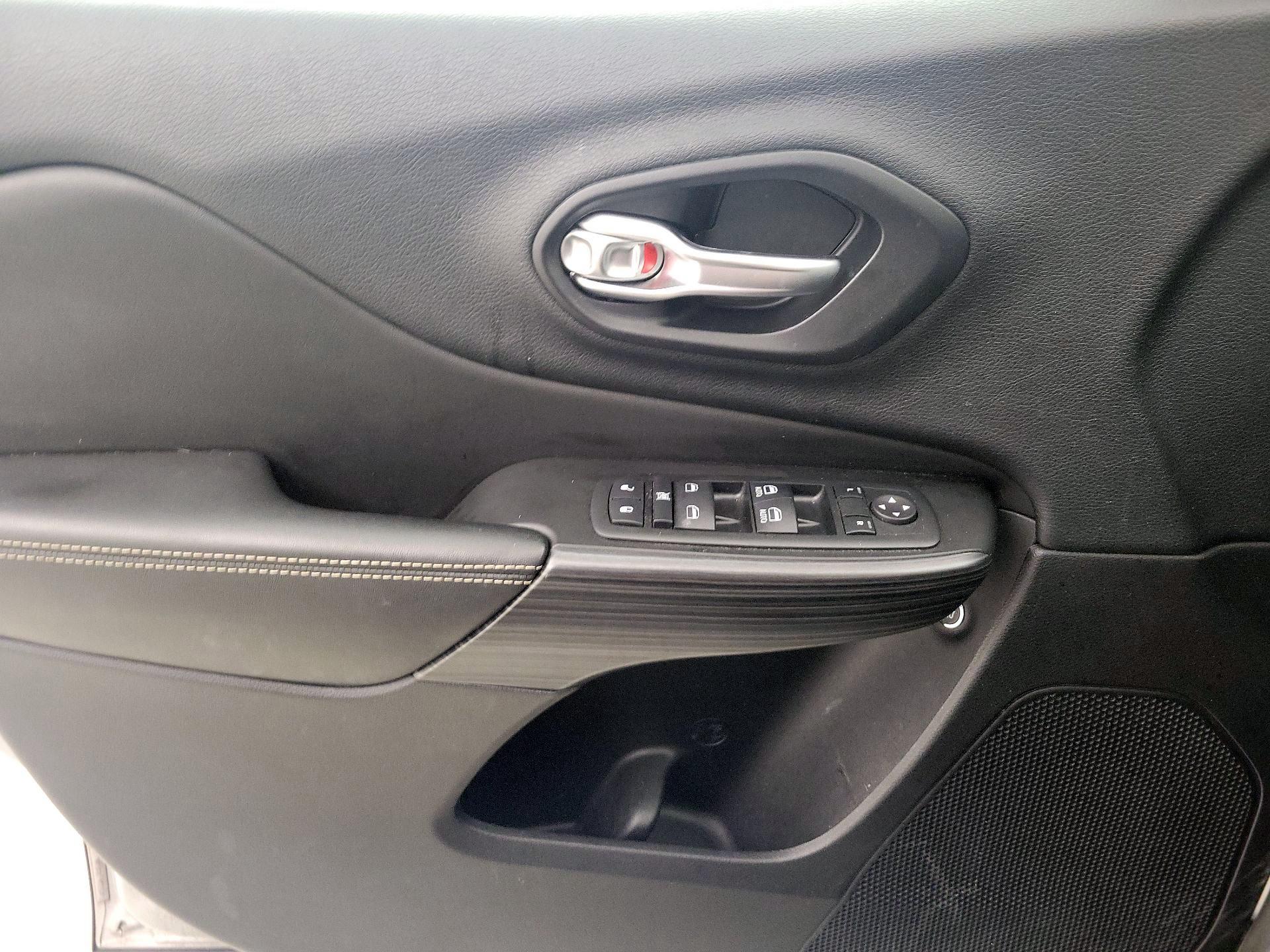 Thumbnail: 2015 Jeep Cherokee - 12