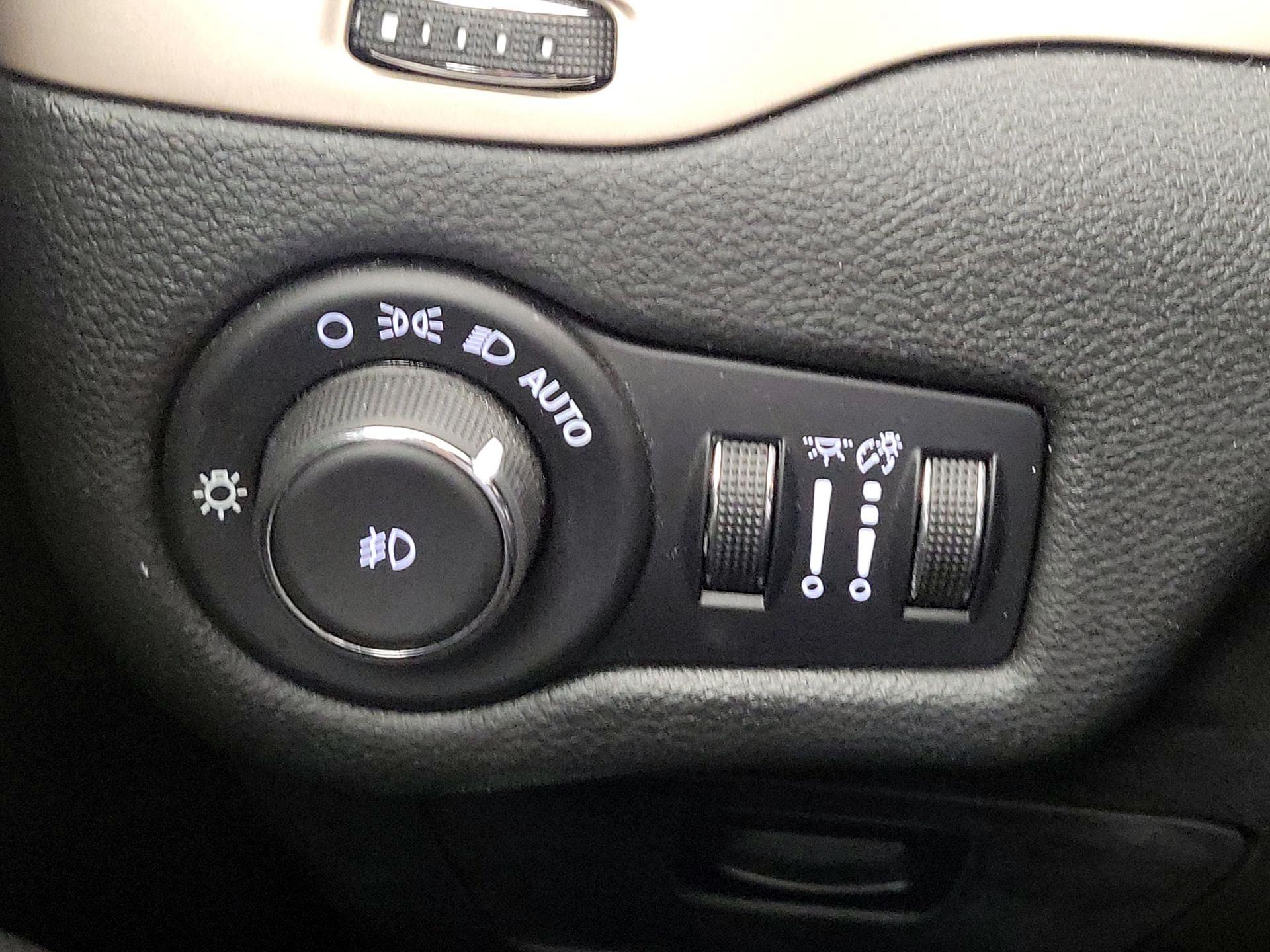 Thumbnail: 2015 Jeep Cherokee - 13