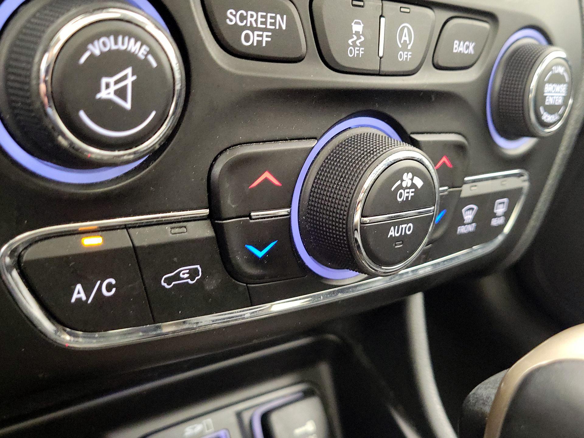 Thumbnail: 2015 Jeep Cherokee - 16