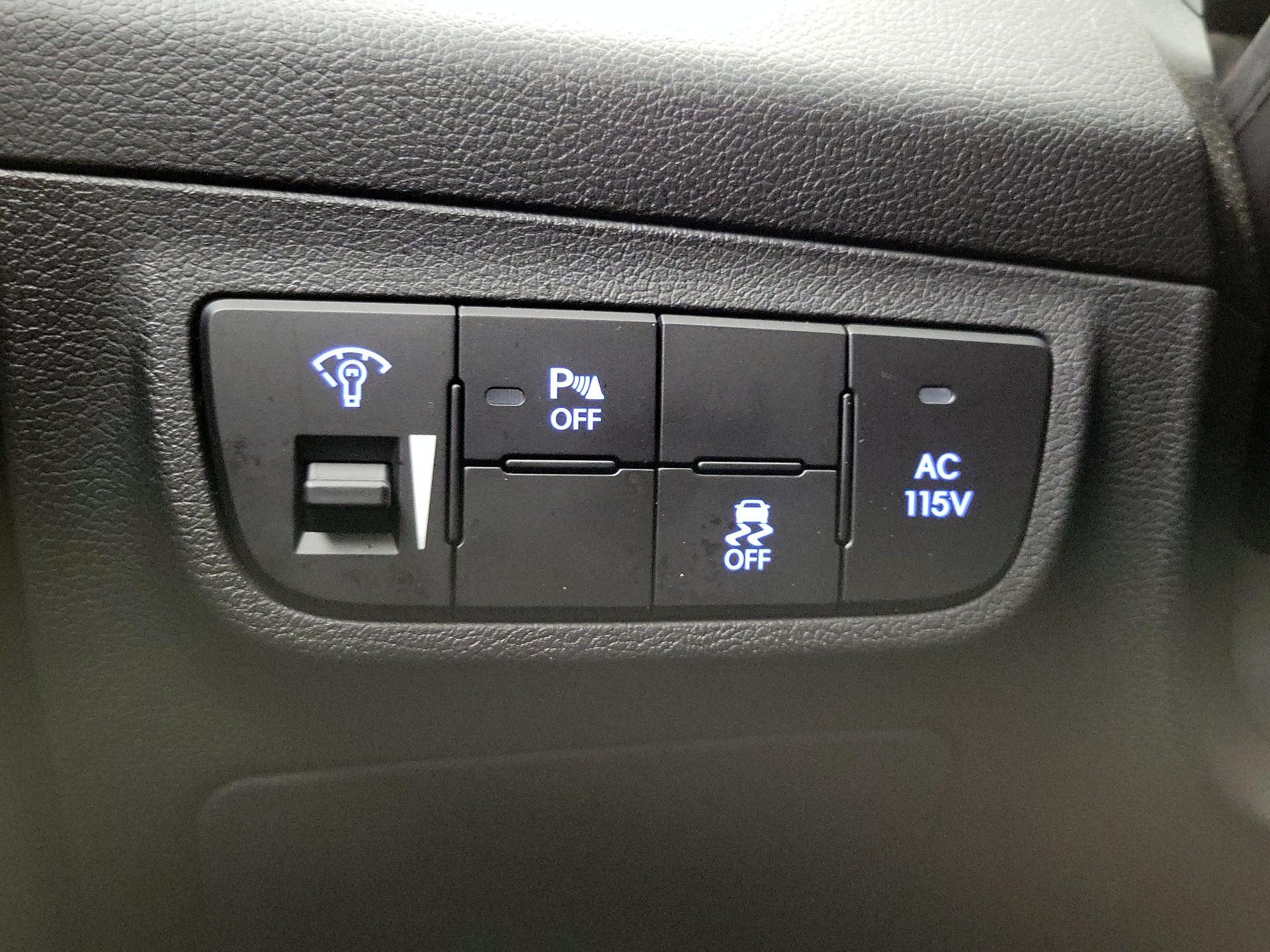 Thumbnail: 2017 Hyundai Veloster - 13