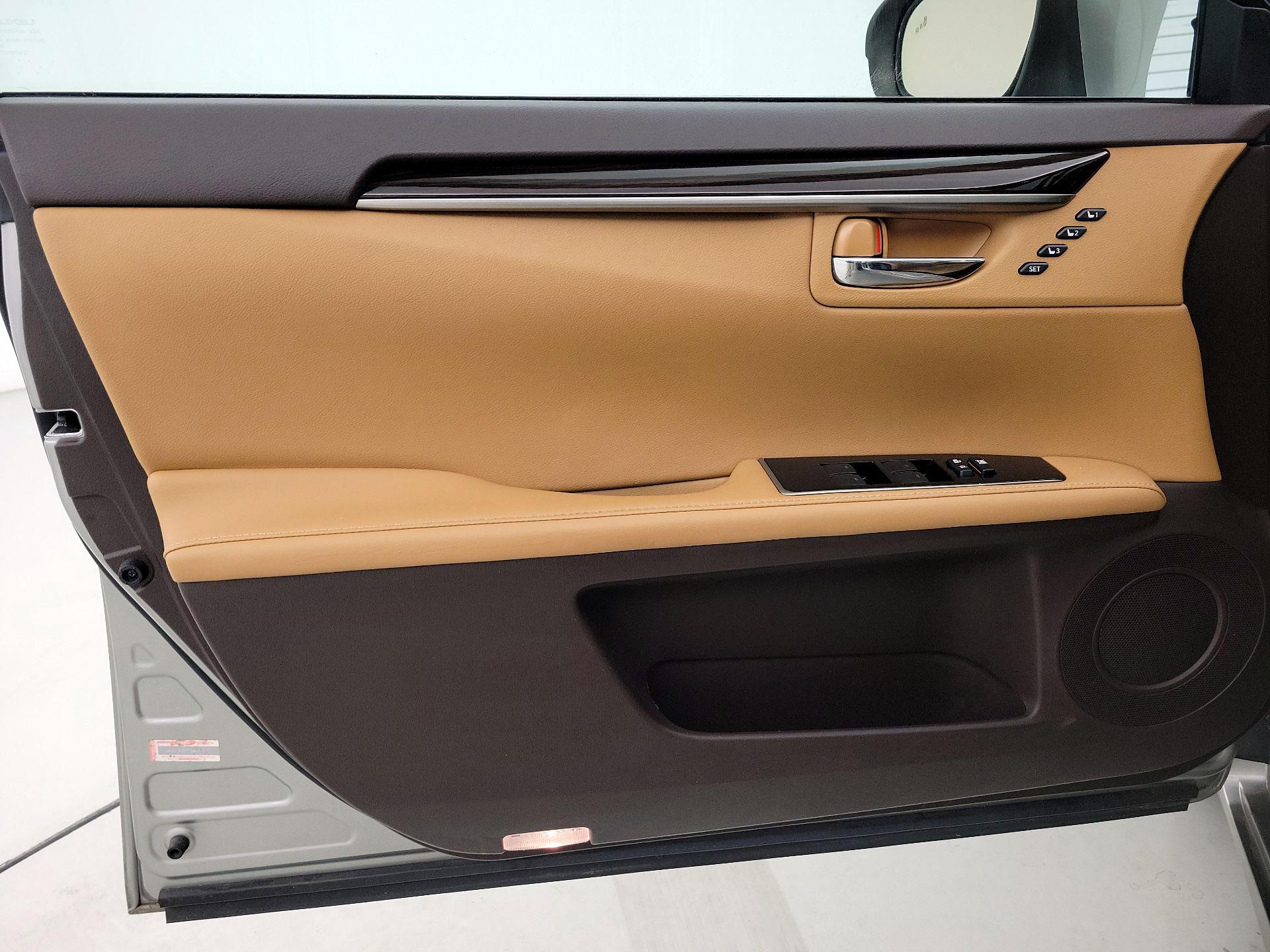 Thumbnail: 2016 Lexus ES - 12