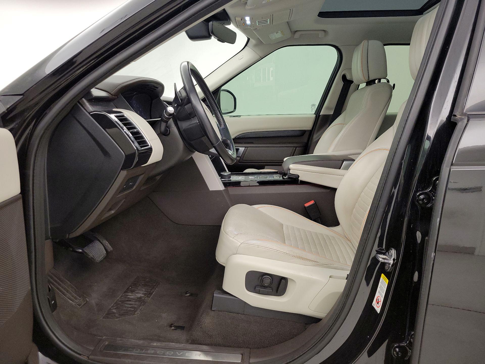 Thumbnail: 2019 Land Rover Discovery - 11
