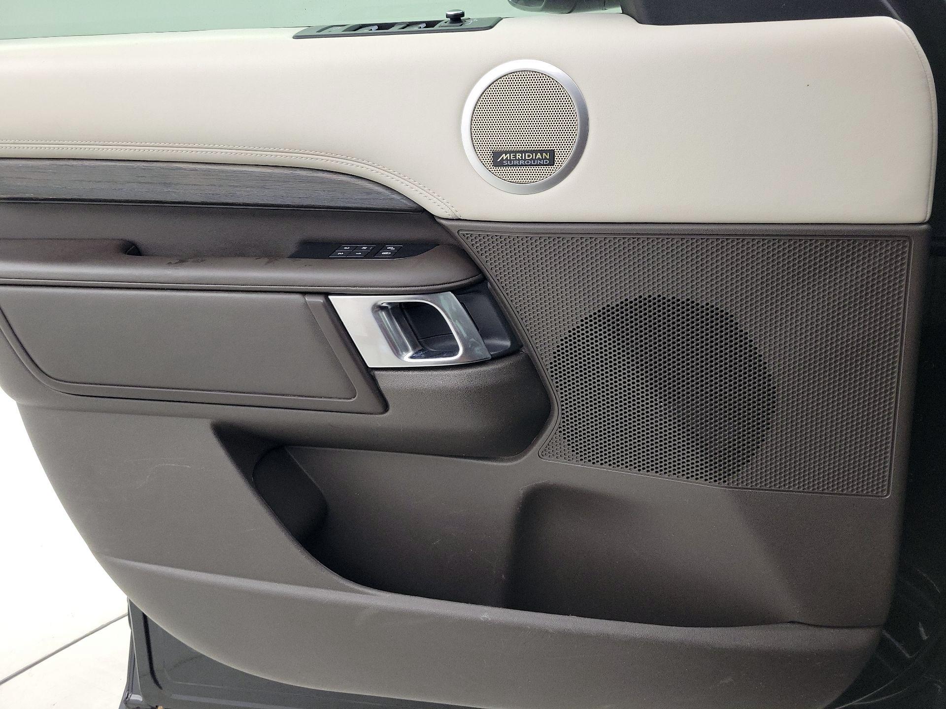 Thumbnail: 2019 Land Rover Discovery - 12