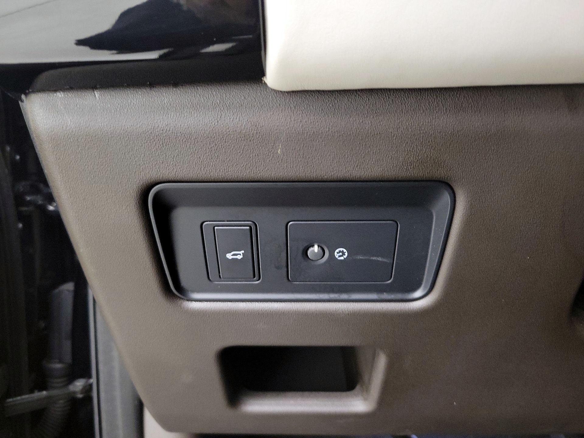 Thumbnail: 2019 Land Rover Discovery - 13