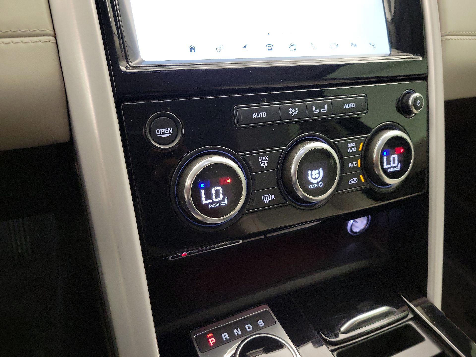 Thumbnail: 2019 Land Rover Discovery - 16
