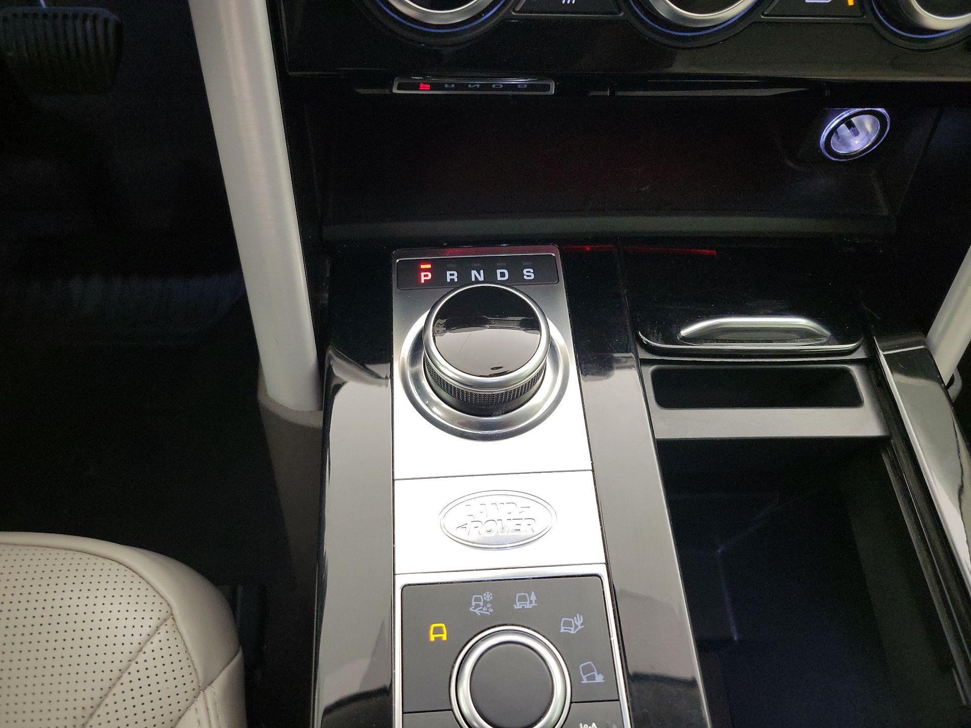 Thumbnail: 2019 Land Rover Discovery - 17