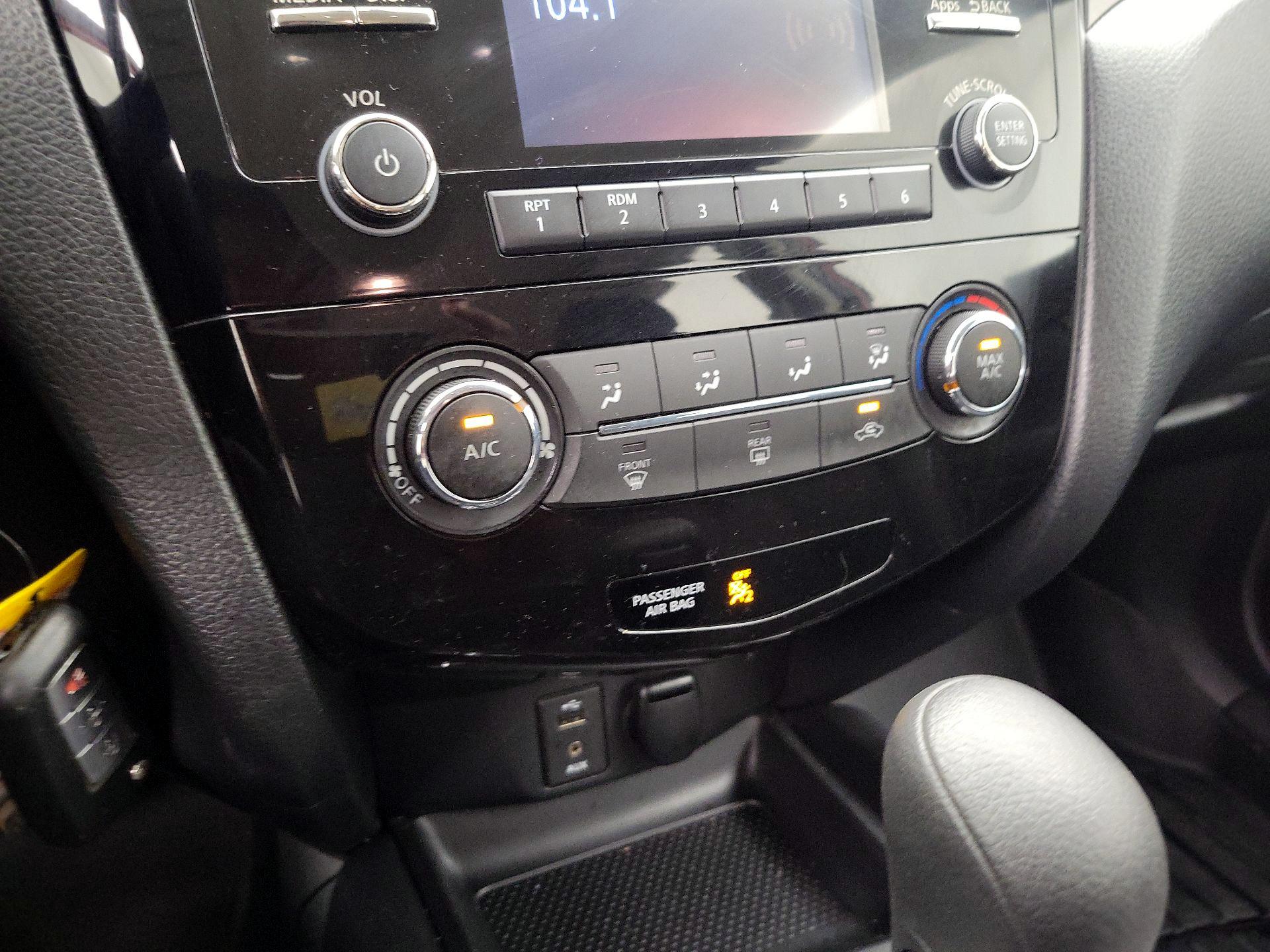 Thumbnail: 2015 Nissan Rogue - 16