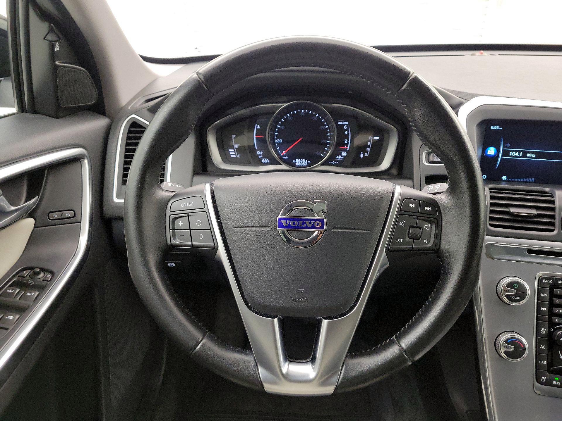 Thumbnail: 2017 Volvo XC60 - 10