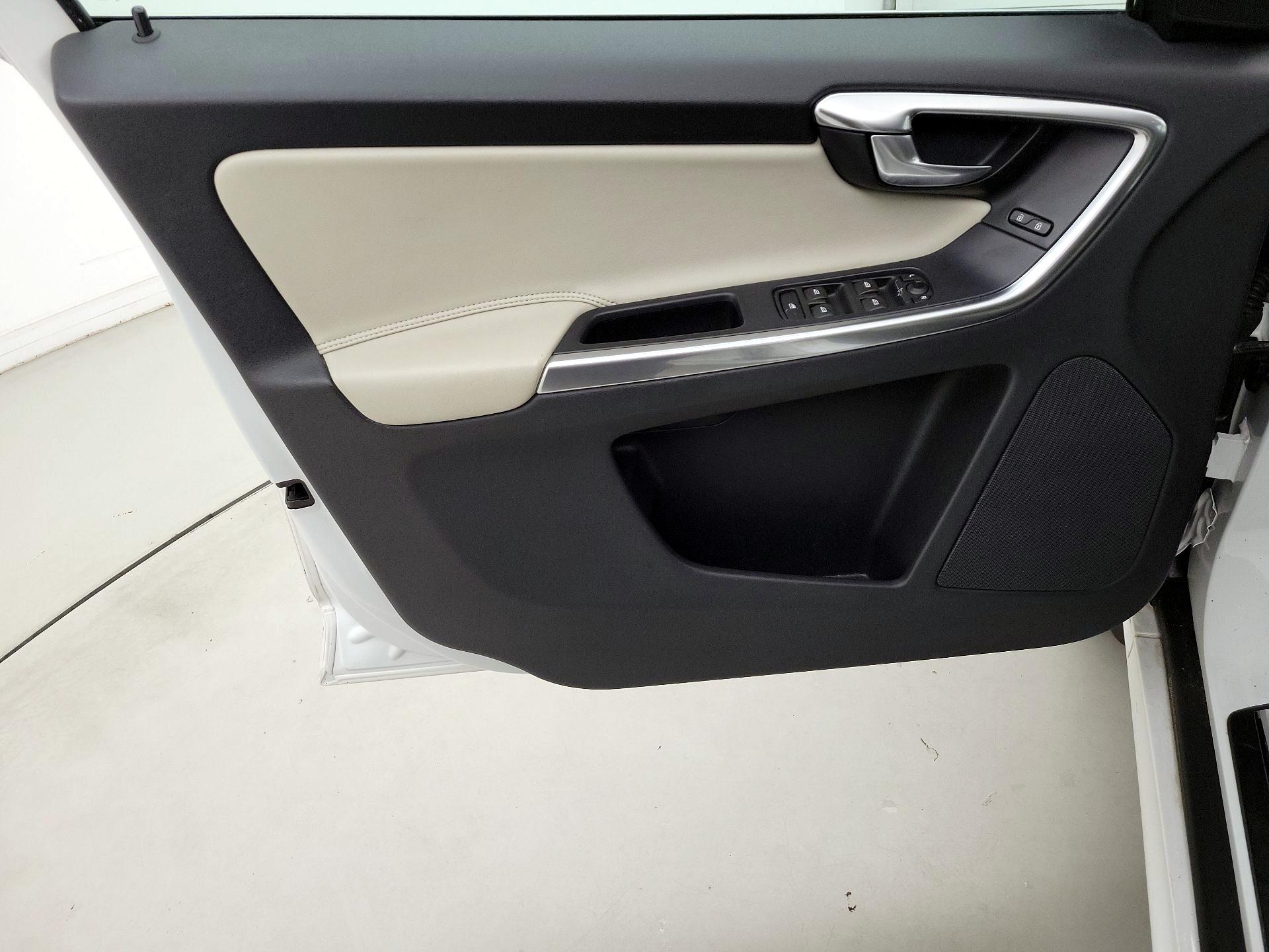 Thumbnail: 2017 Volvo XC60 - 12