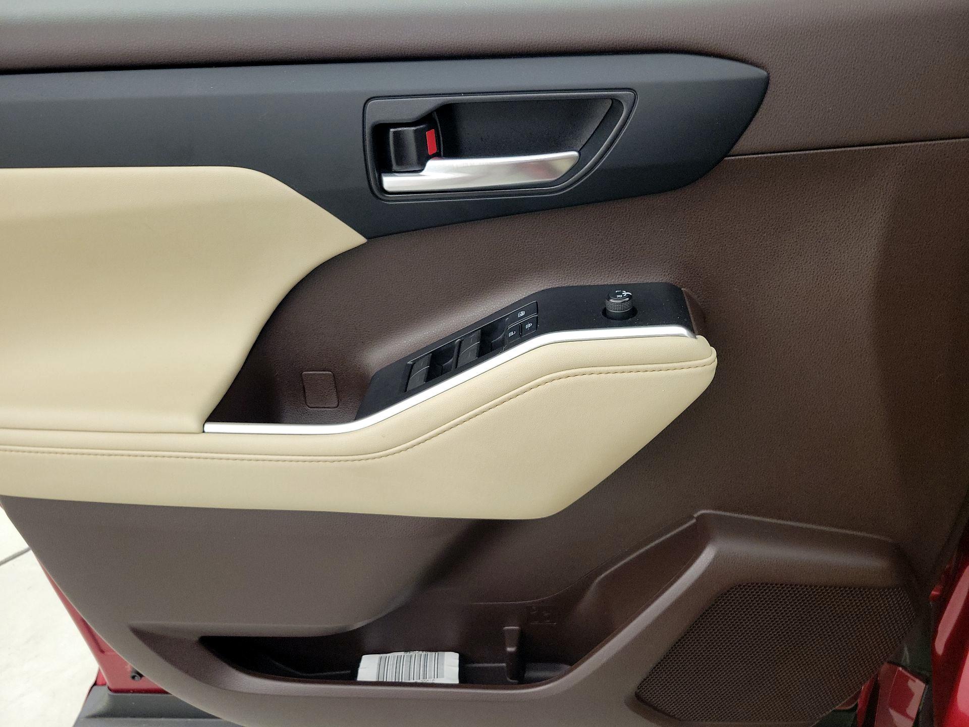 Thumbnail: 2021 Toyota Highlander - 12