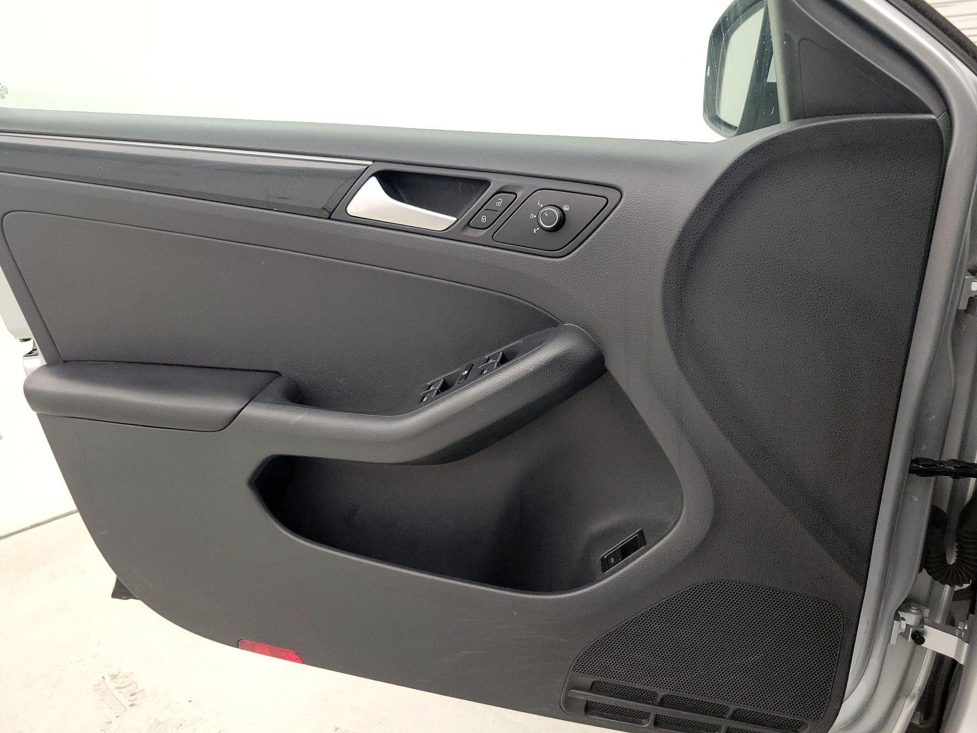 Thumbnail: 2016 Volkswagen Jetta - 12