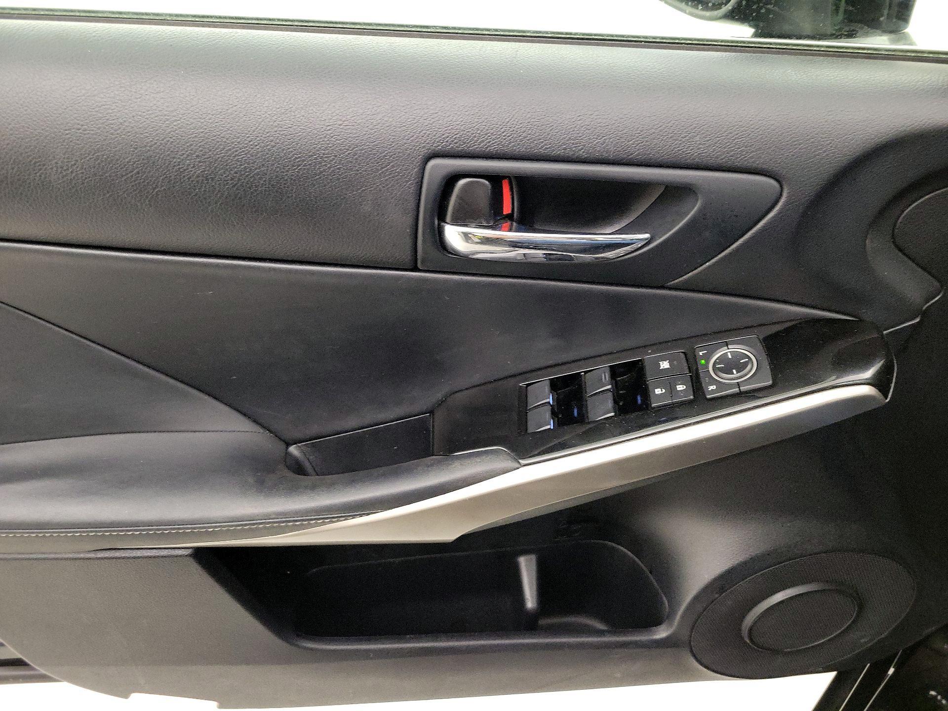 Thumbnail: 2016 Lexus IS - 10