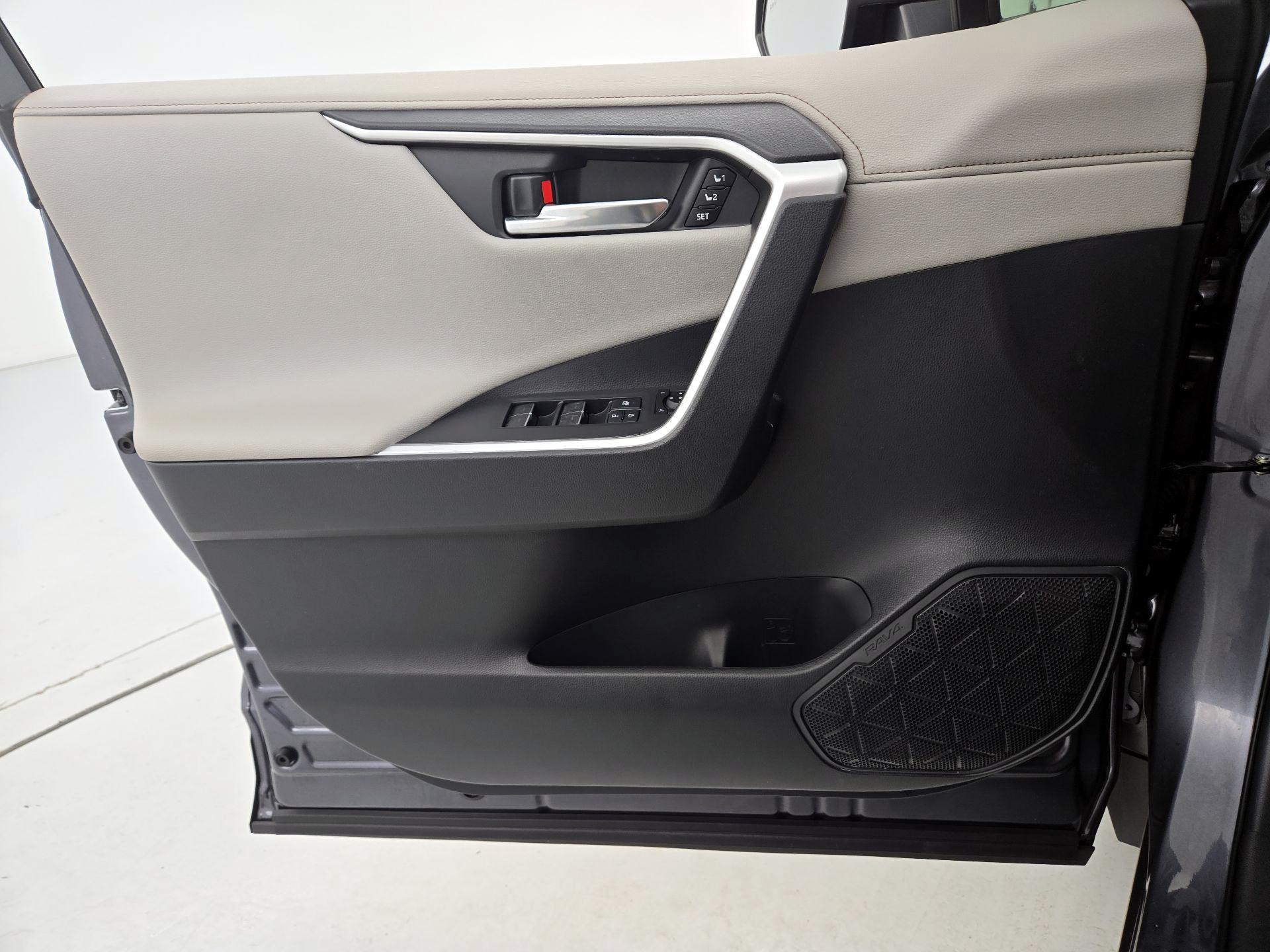 Thumbnail: 2022 Toyota RAV4 - 12